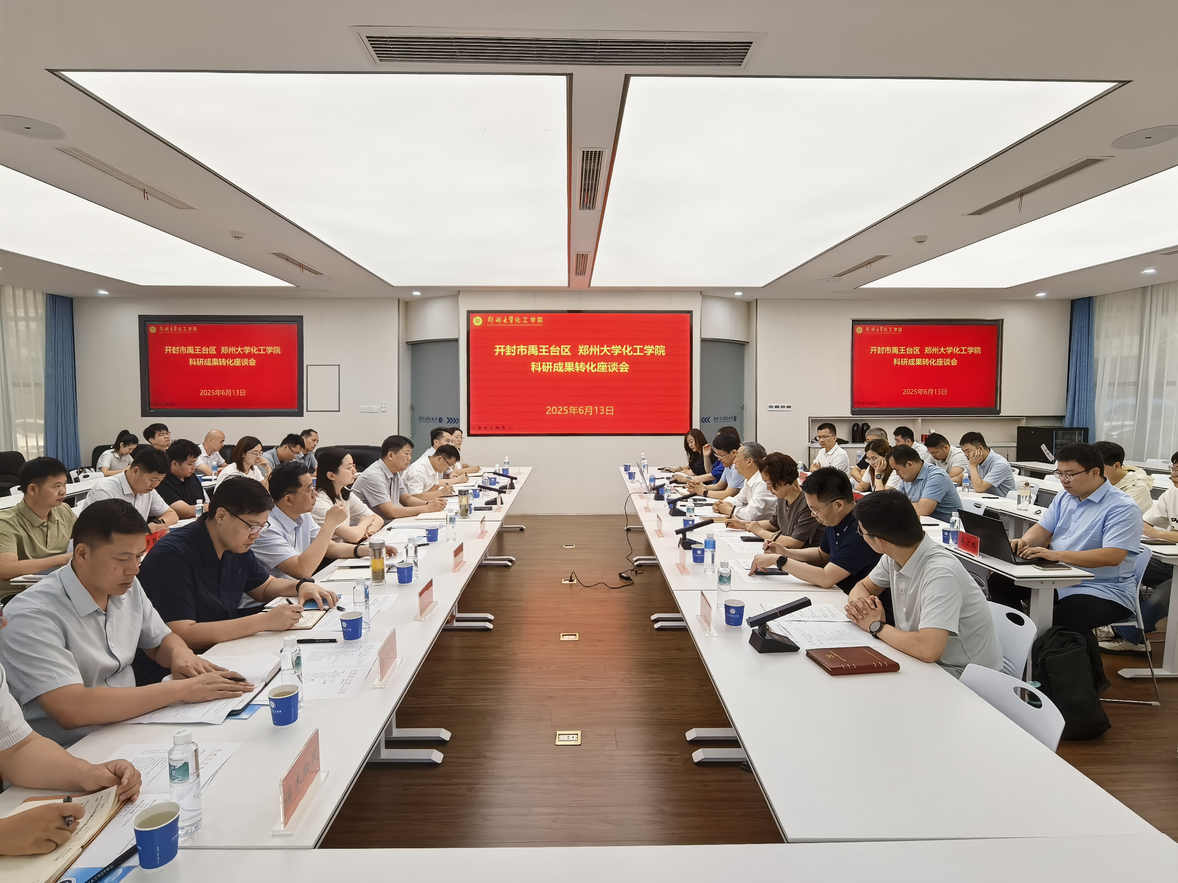开封禹王台区区委书记王荧一行来校调研