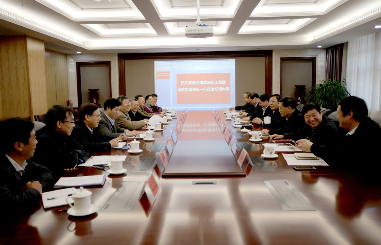 河南能源化工集团党委书记、董事长马富国一行来校考察(图）