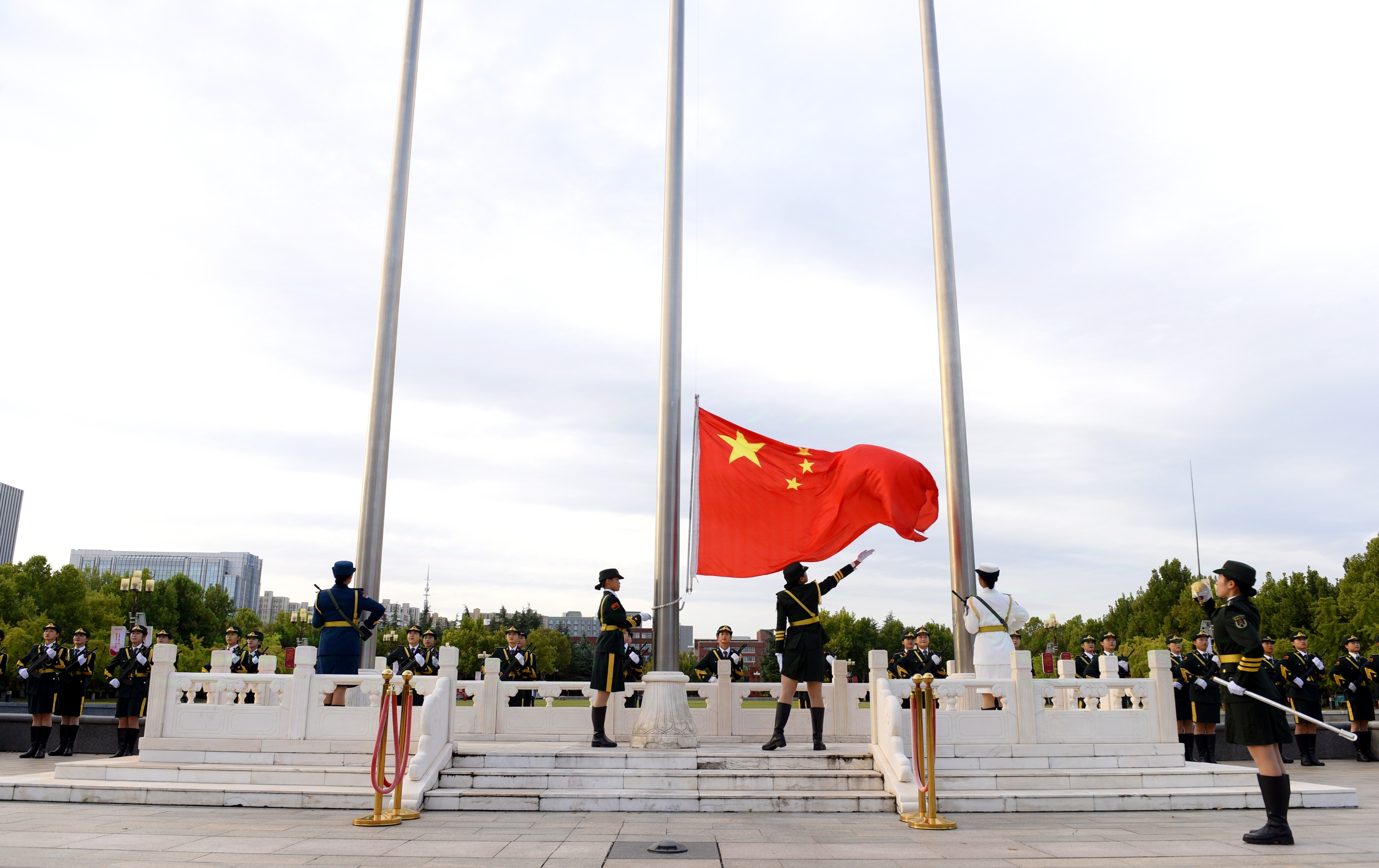 少年华发国旗下 师生共铸爱国情 ——郑州大学举行庆祝新中国成立75周年升国旗仪式