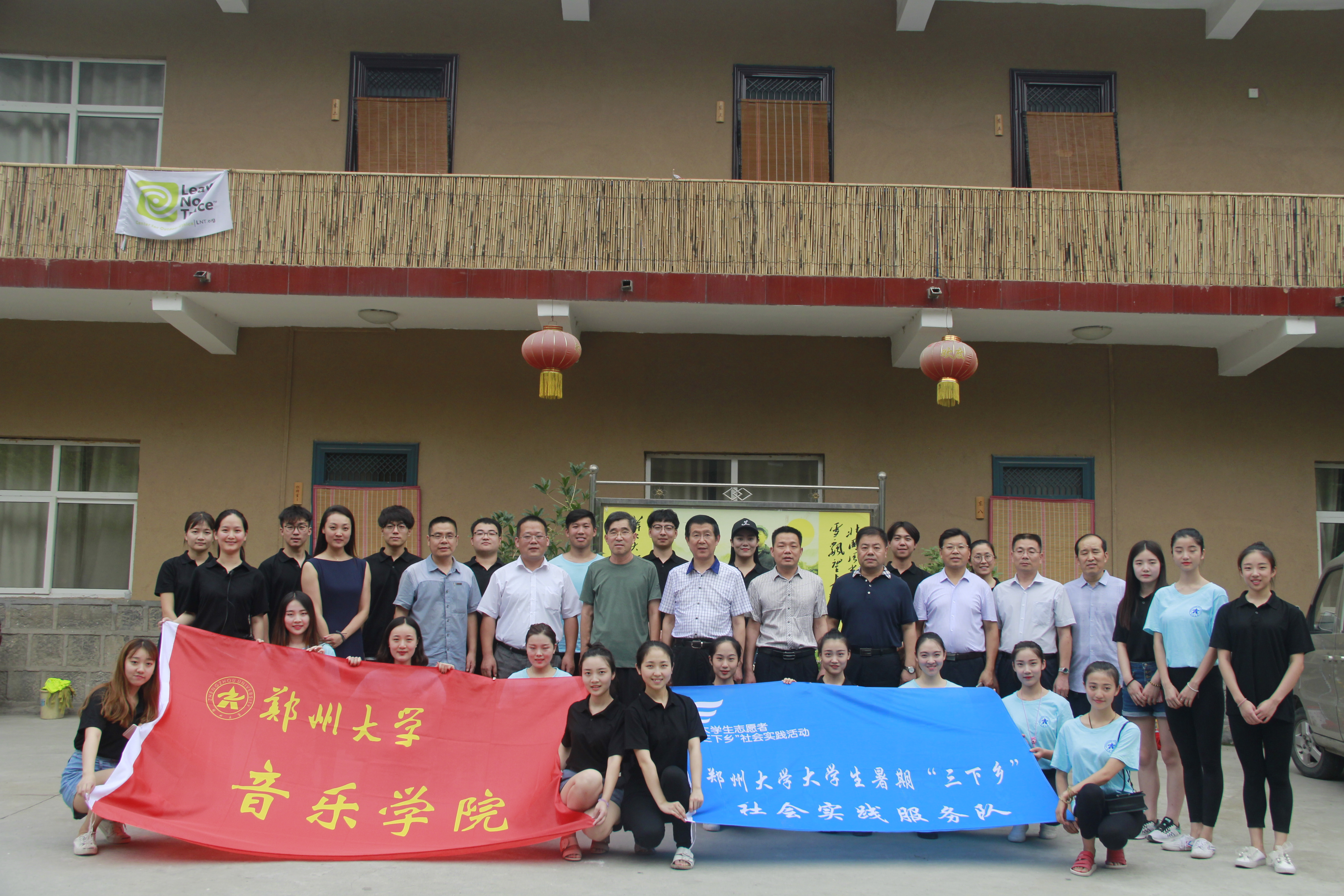 校领导深入我校社会实践一线慰问志愿者（图）