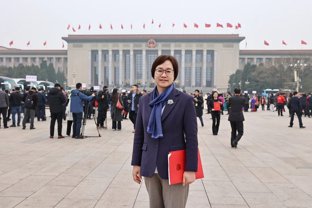 《中国人才》采访报道全国人大代表、郑州大学校长李蓬院士