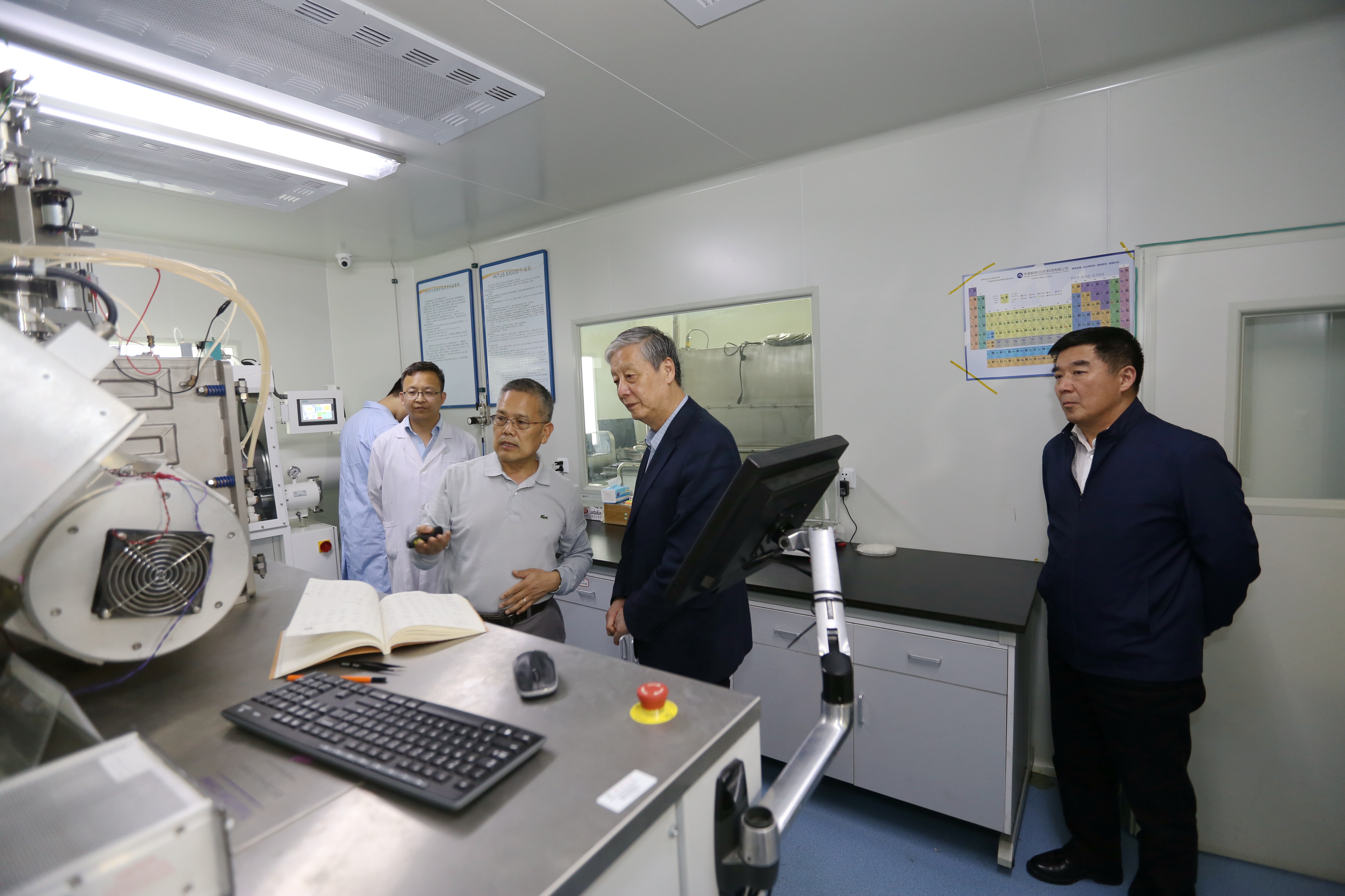 中国教育学会会长钟秉林来校调研（图）