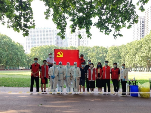 同心抗疫、共克时艰：让党徽在抗击疫情一线闪光——医学院教职员工冲锋在前、坚守岗位，共克时艰、同心抗疫