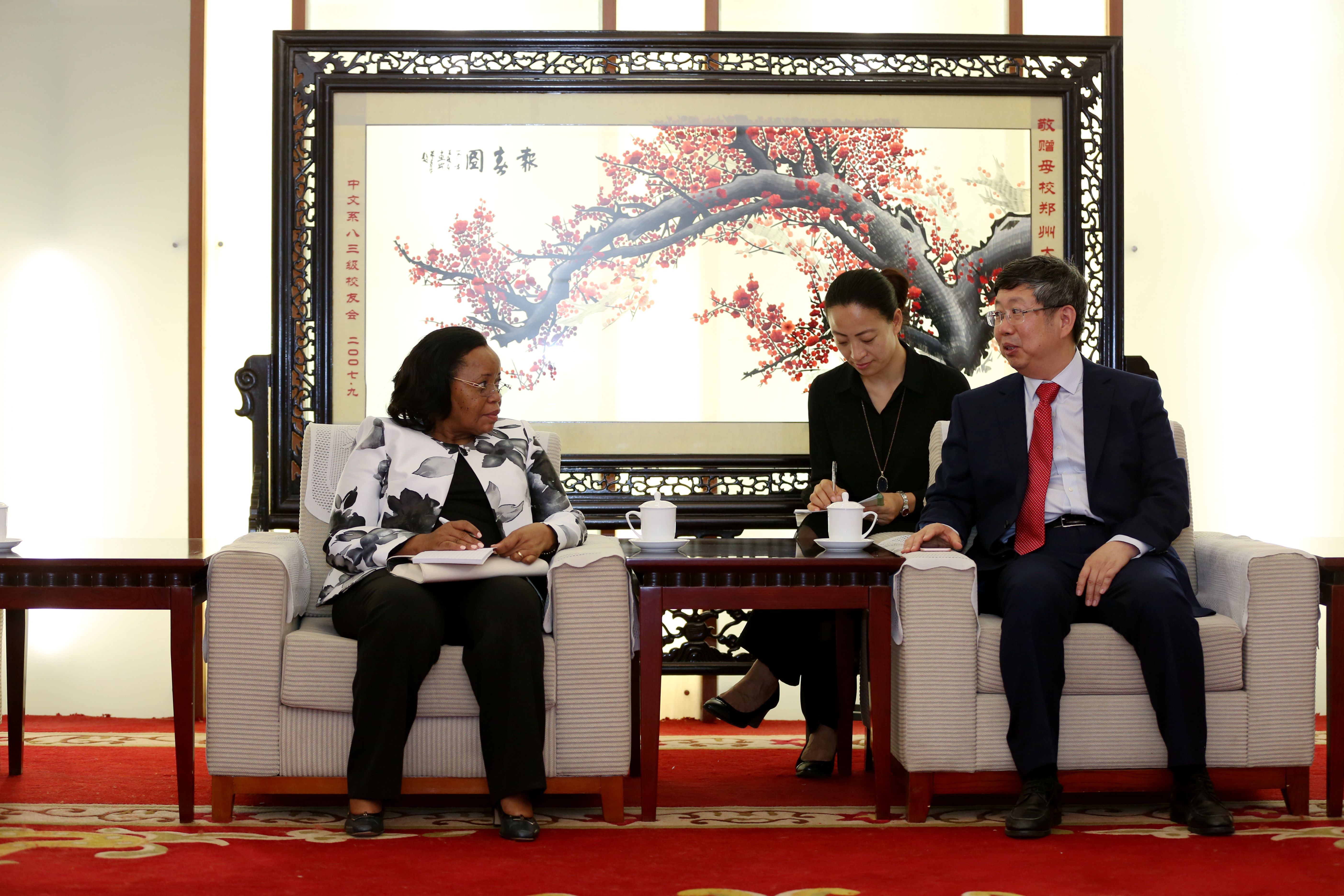 校长刘炯天院士会见莫桑比克总统府民事部长（图）