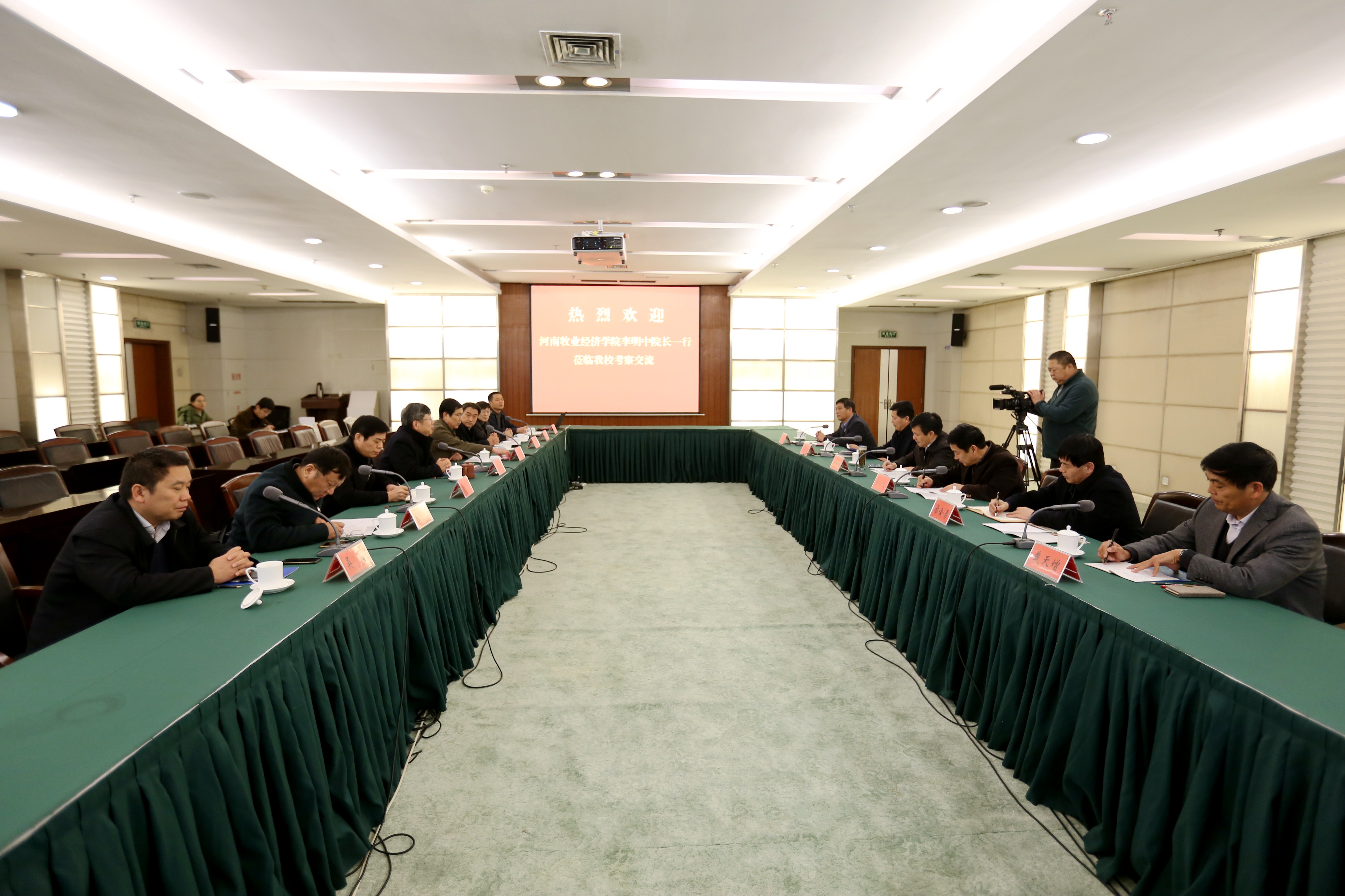 河南牧业经济学院李明中院长一行来校调研（图）