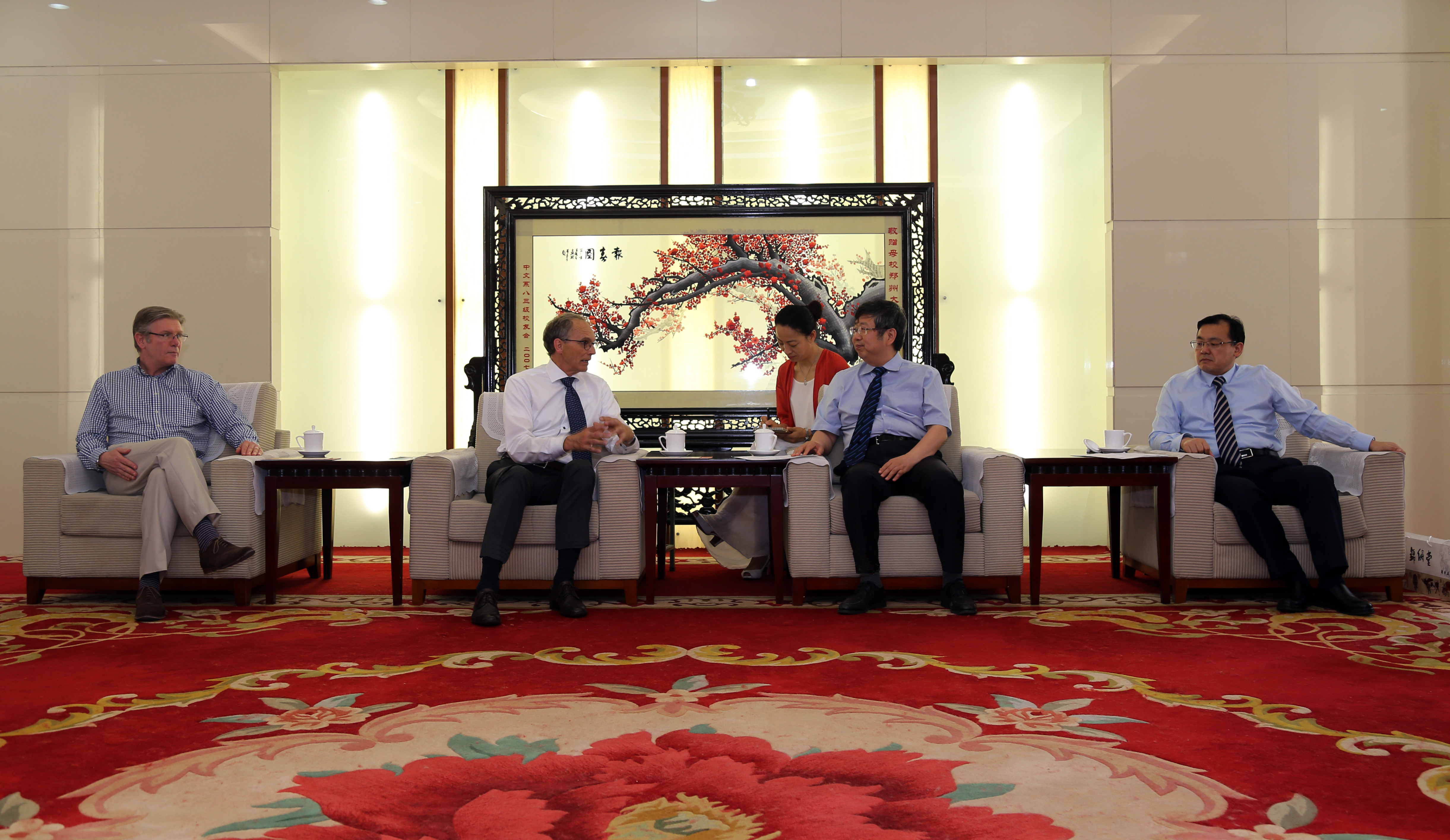 丹麦奥胡斯大学客人访问我校（图）