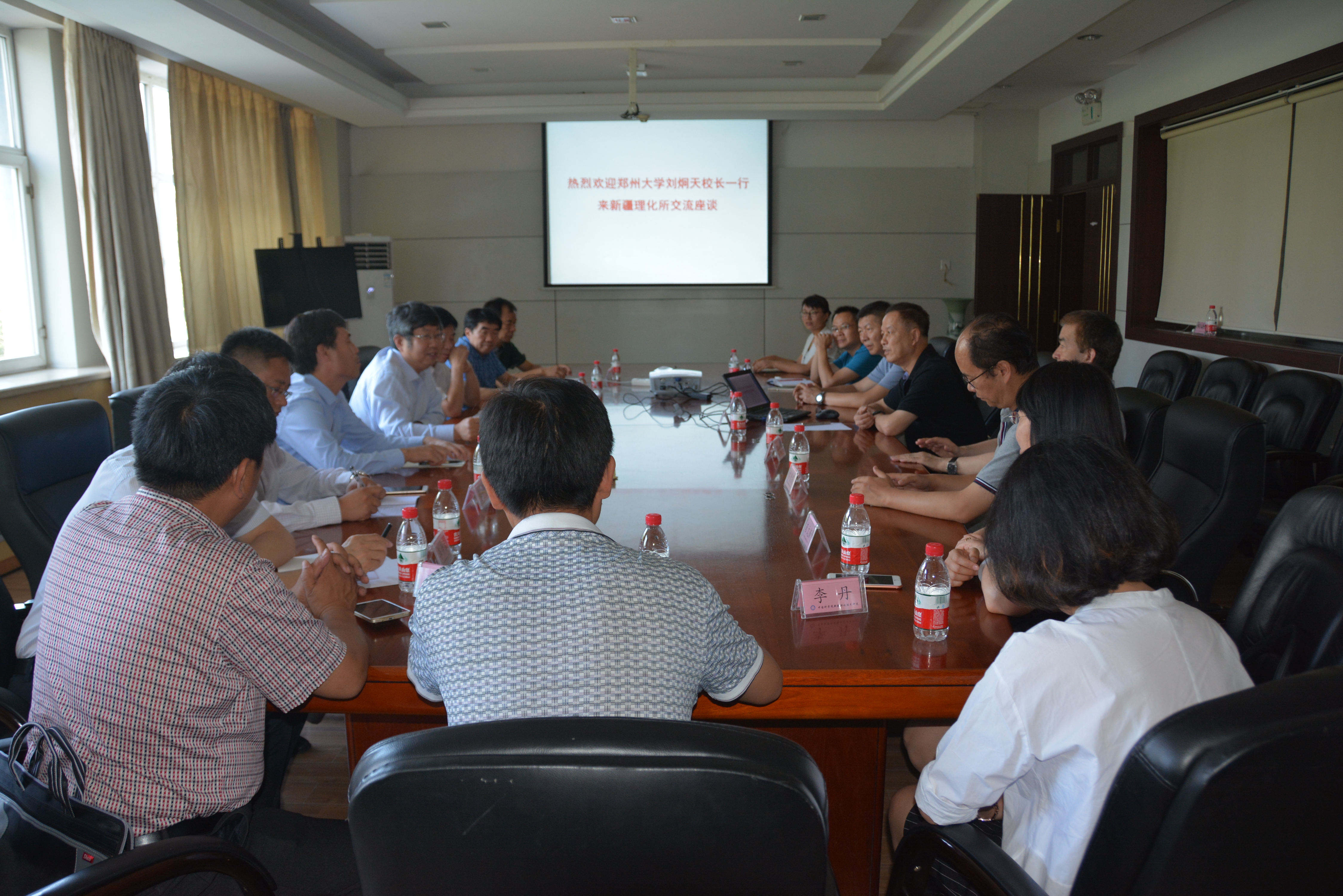 校长刘炯天院士赴中科院新疆理化技术研究所调研并看望慰问科研实践学生（图）