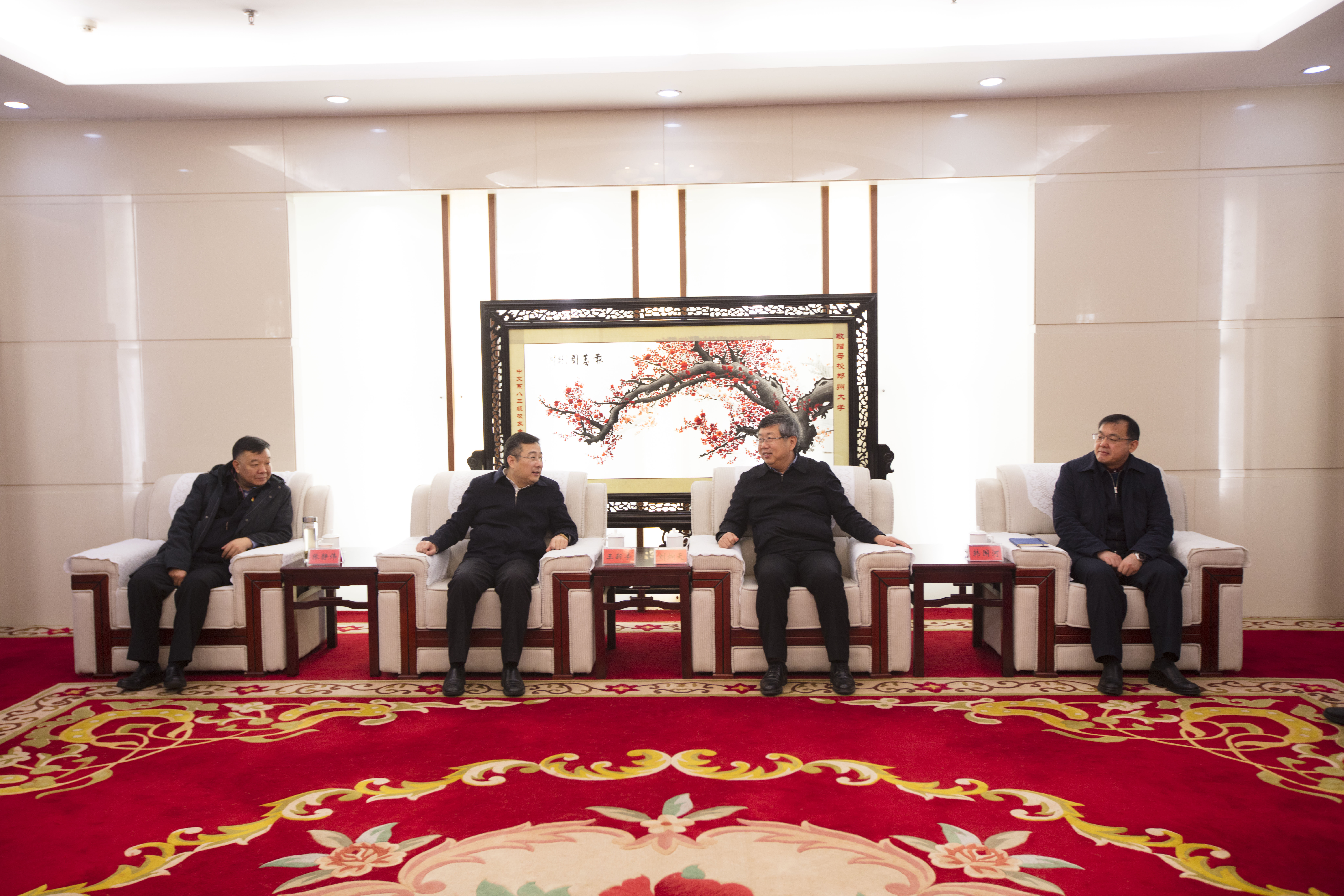 郑州高新区党工委书记、管委会主任王新亭一行来校慰问（图）