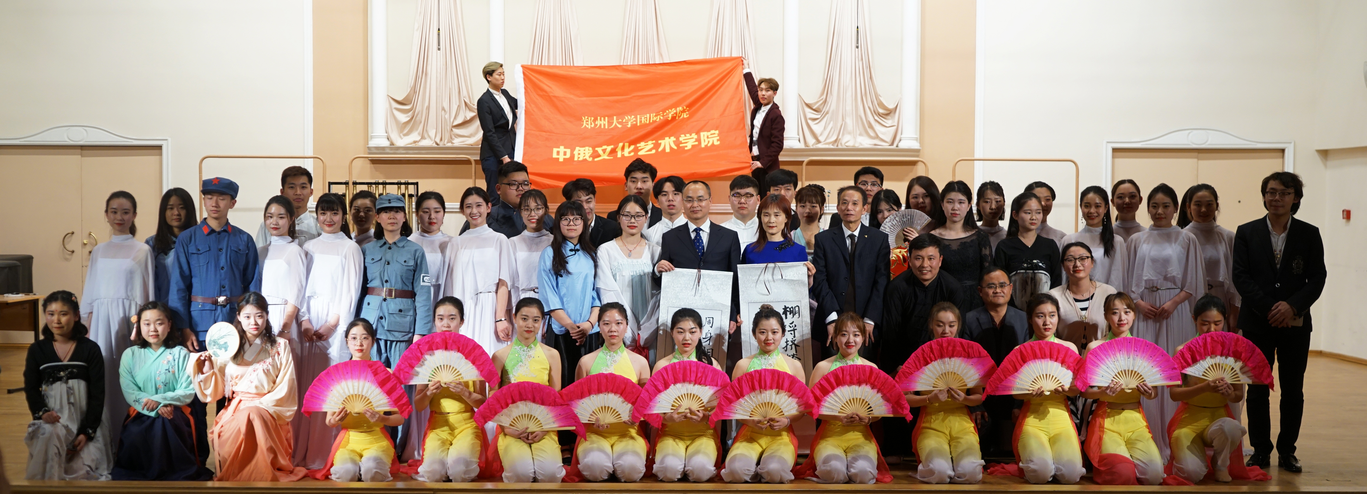 郑州大学中外合作办学学子在俄罗斯举行文化交流演出（图）