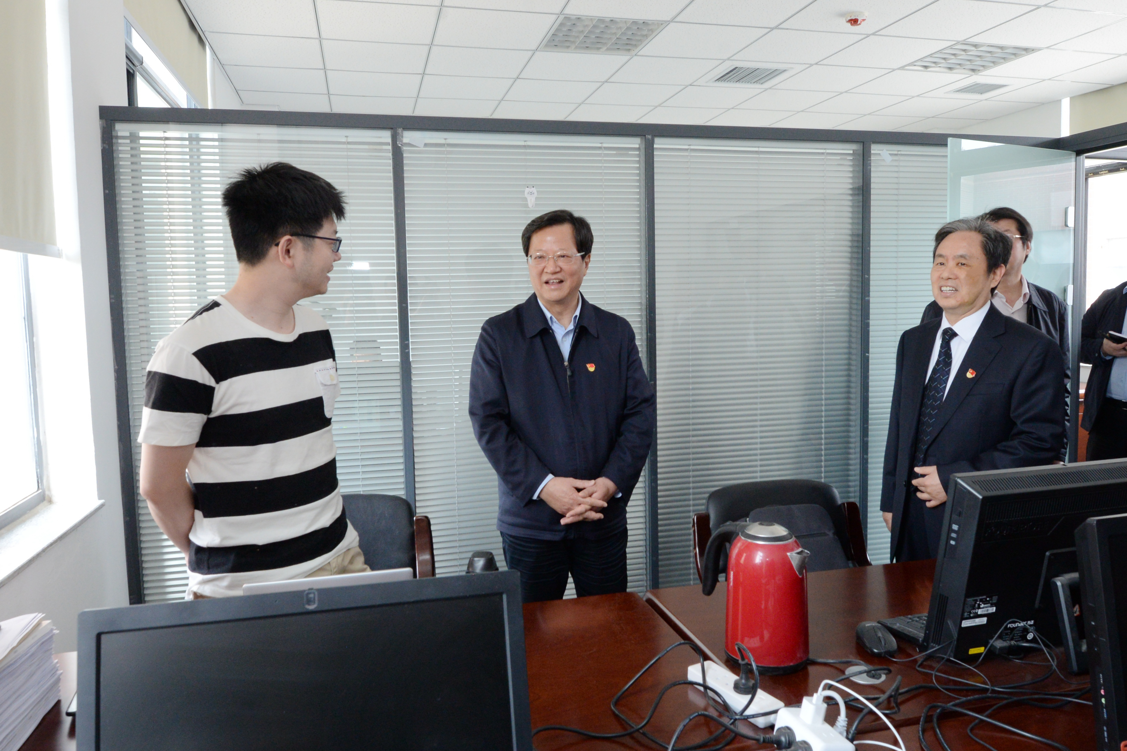 省委常委、省纪委书记、省监察委主任任正晓来校看望法学专家（图）