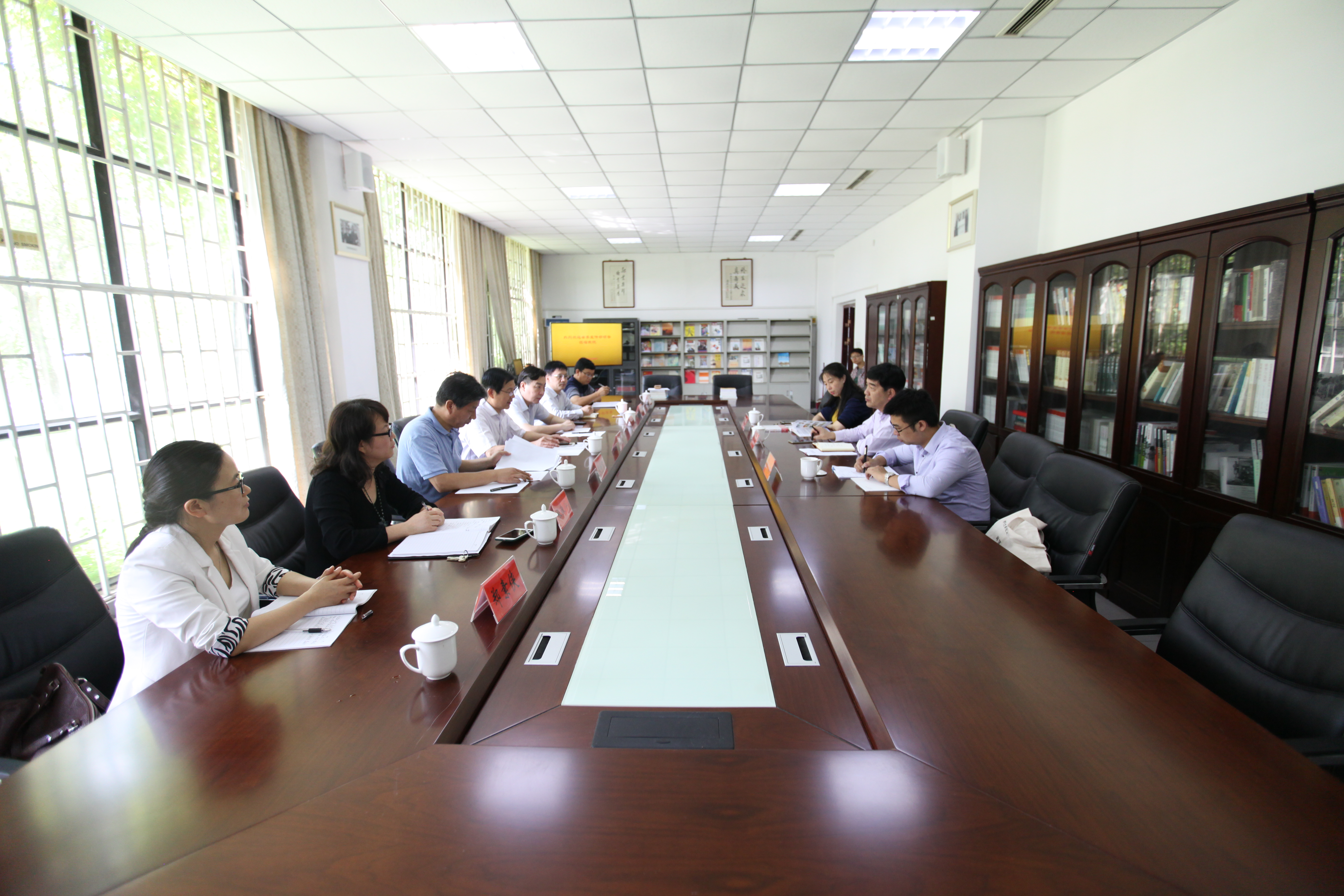 河南省委宣传部副部长王庆一行来我校调研指导部校共建新闻学院工作（图）