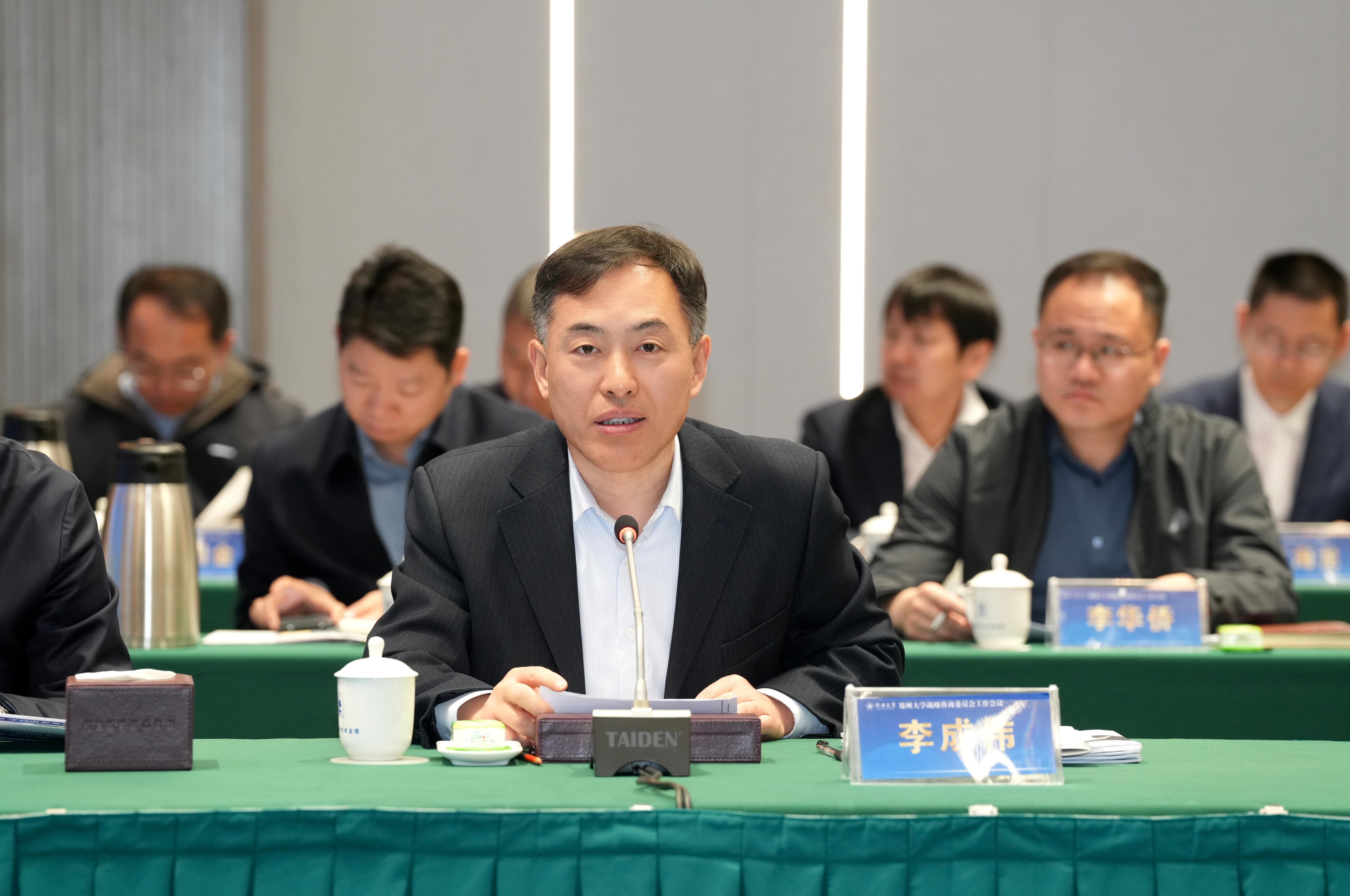 郑州大学召开2025年战略咨询委员会工作会议
