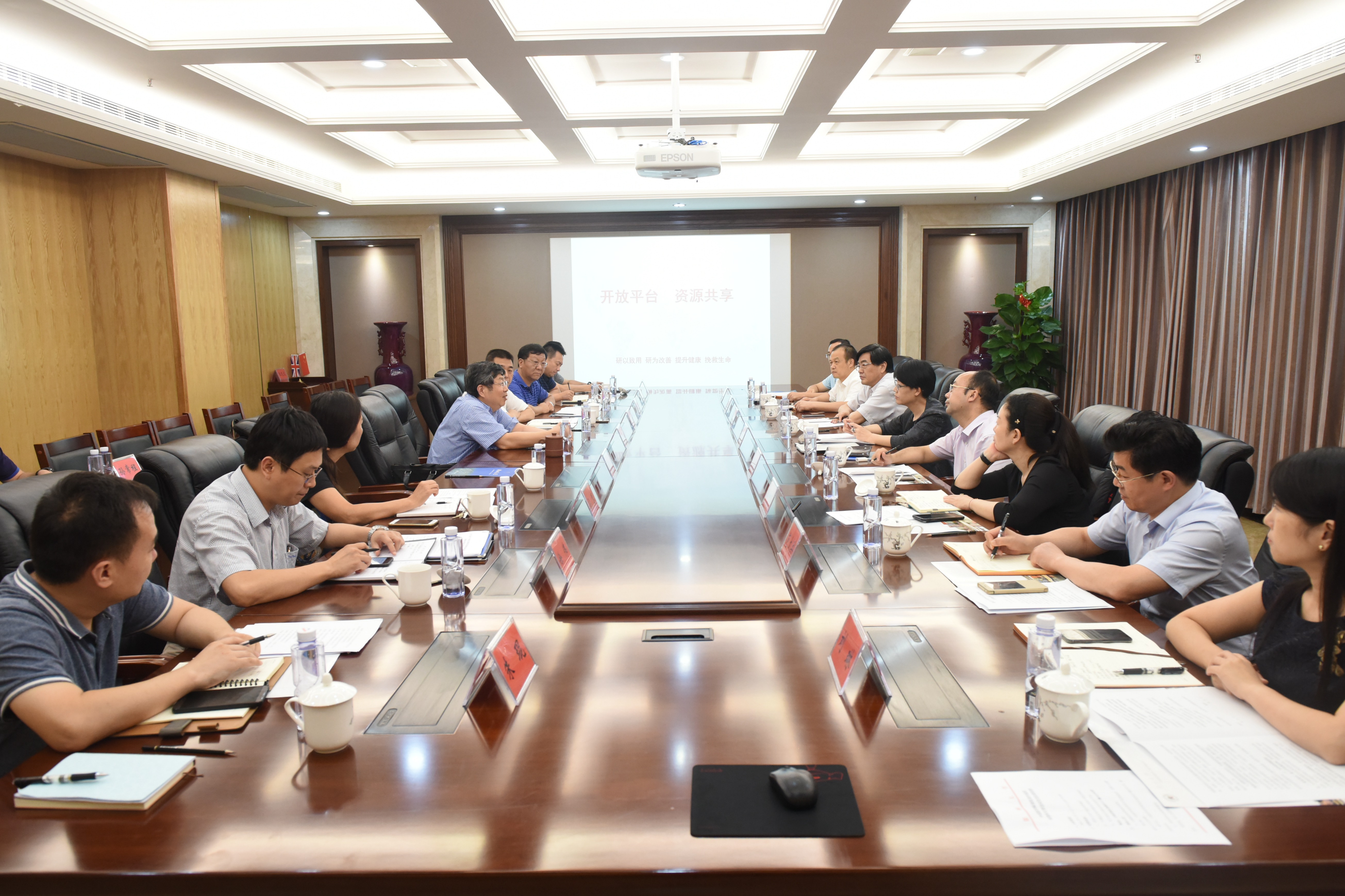 中国医学科学院阜外医院蒋立新副院长一行来校访问交流（图）