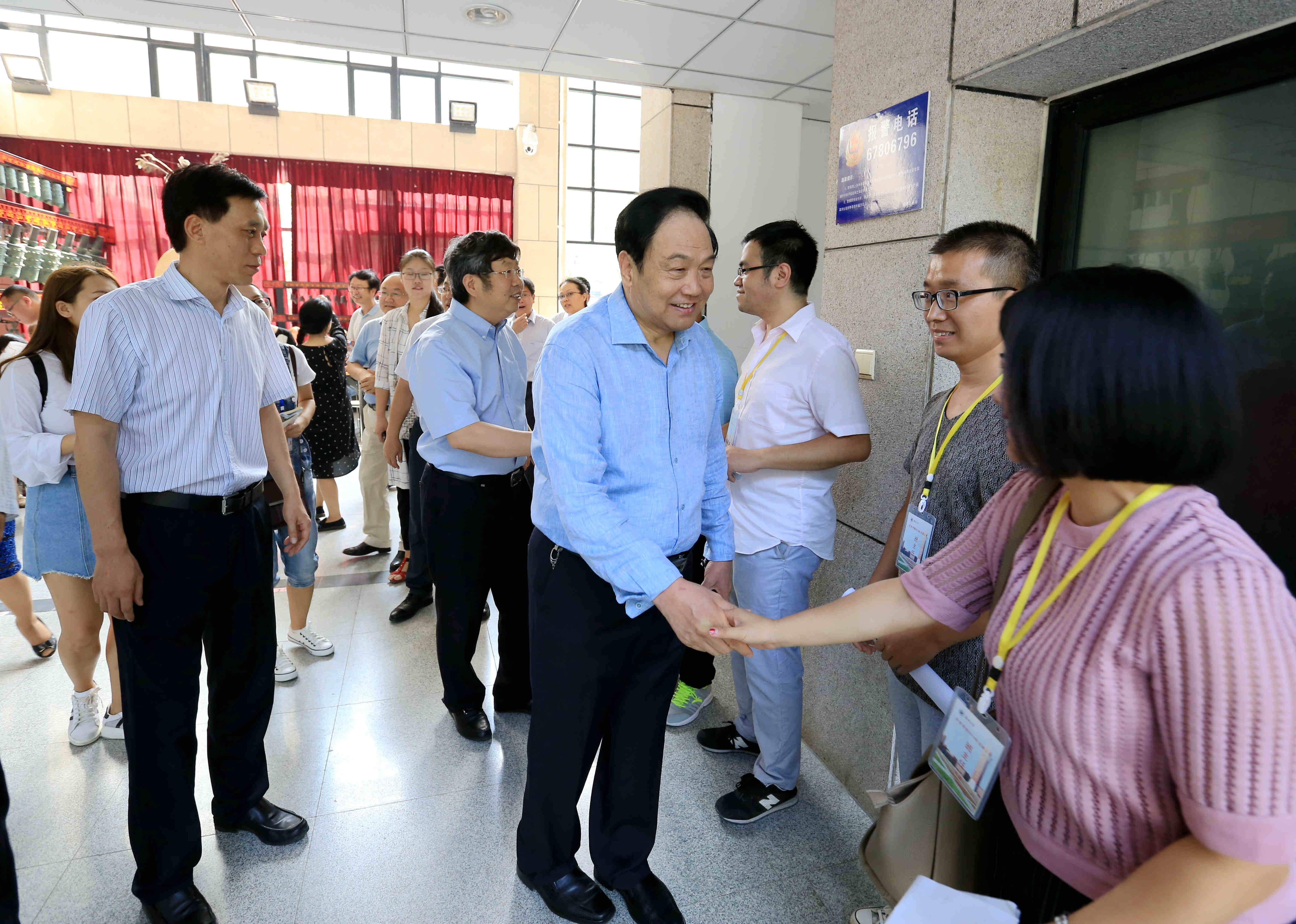 校领导深入迎新一线慰问指导迎新工作（图）