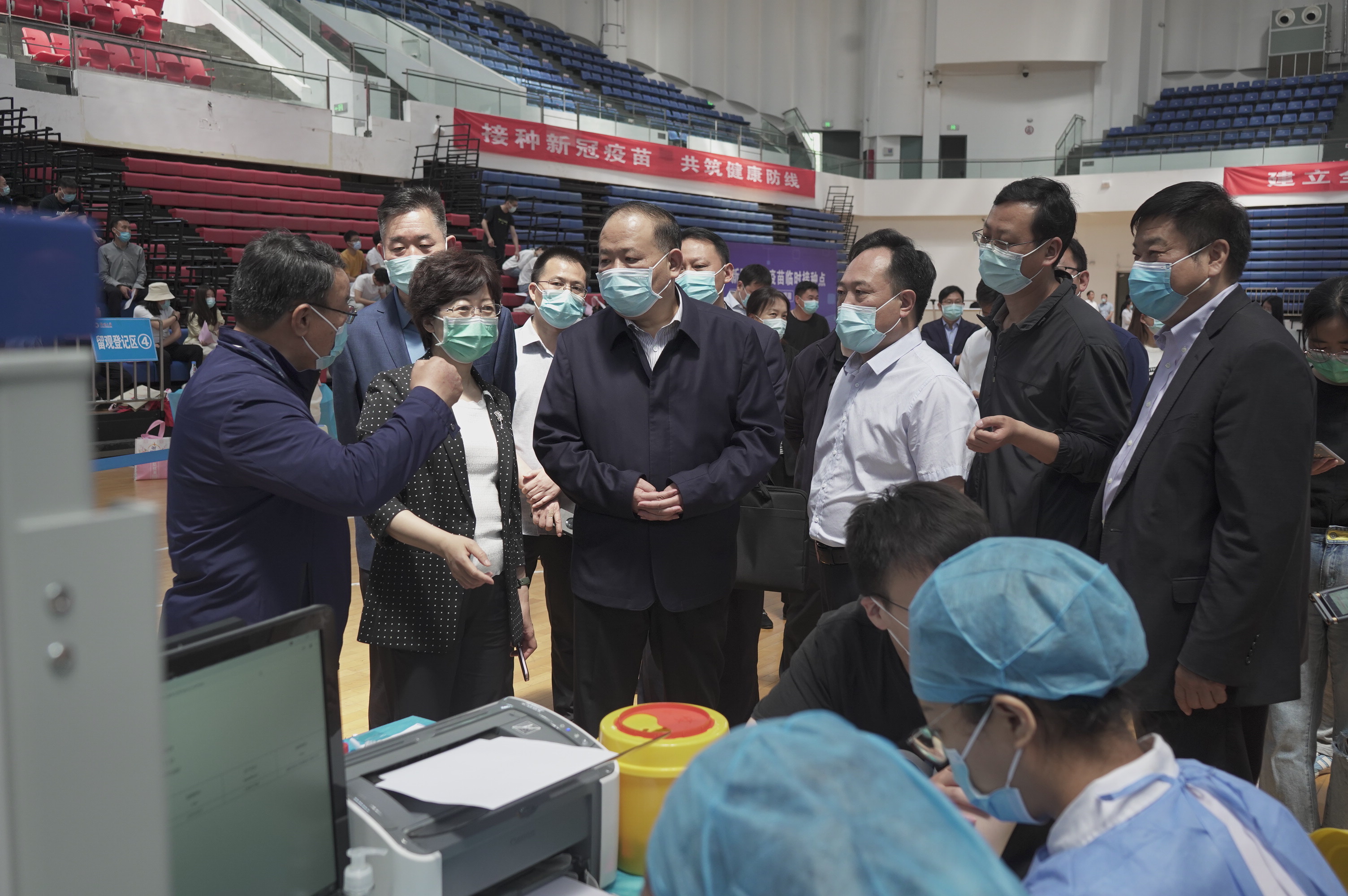 河南省市场监督管理局党组书记、局长马林青一行来校调研新冠疫苗接种情况