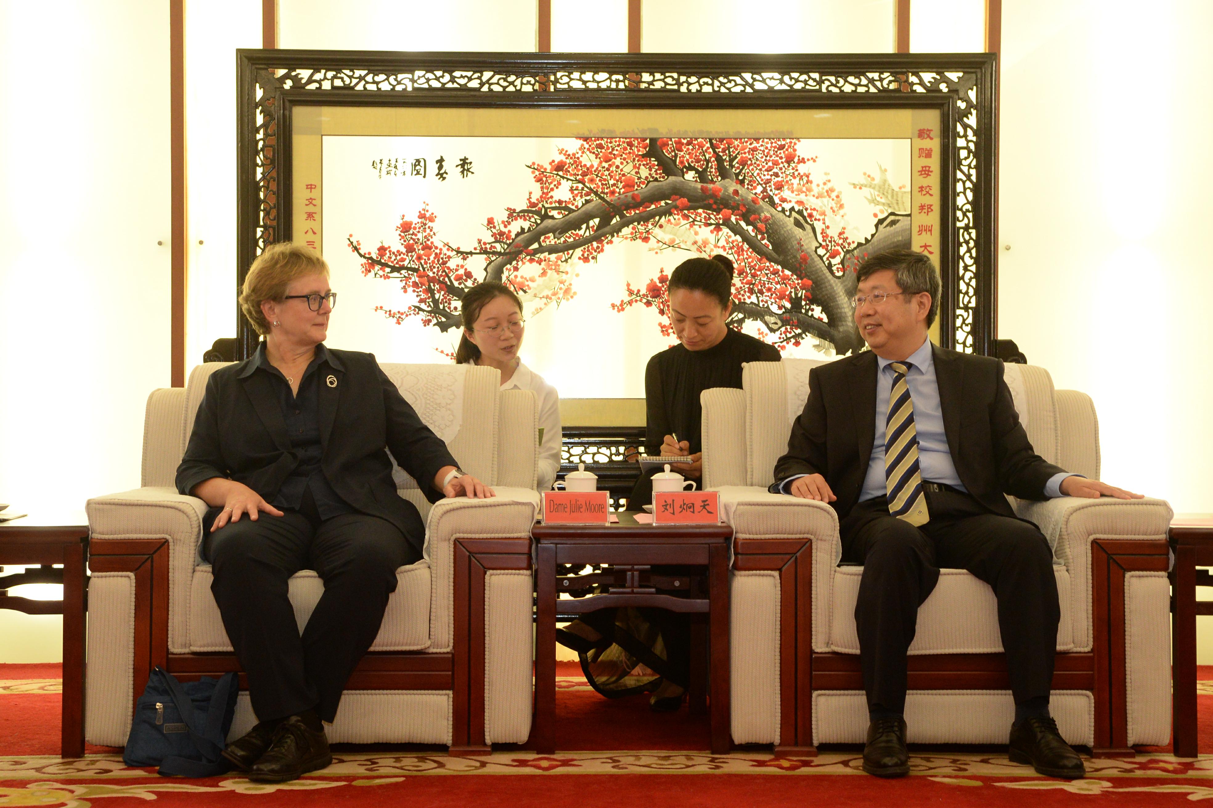 校长刘炯天院士会见英国伯明翰大学医院院长一行（图）