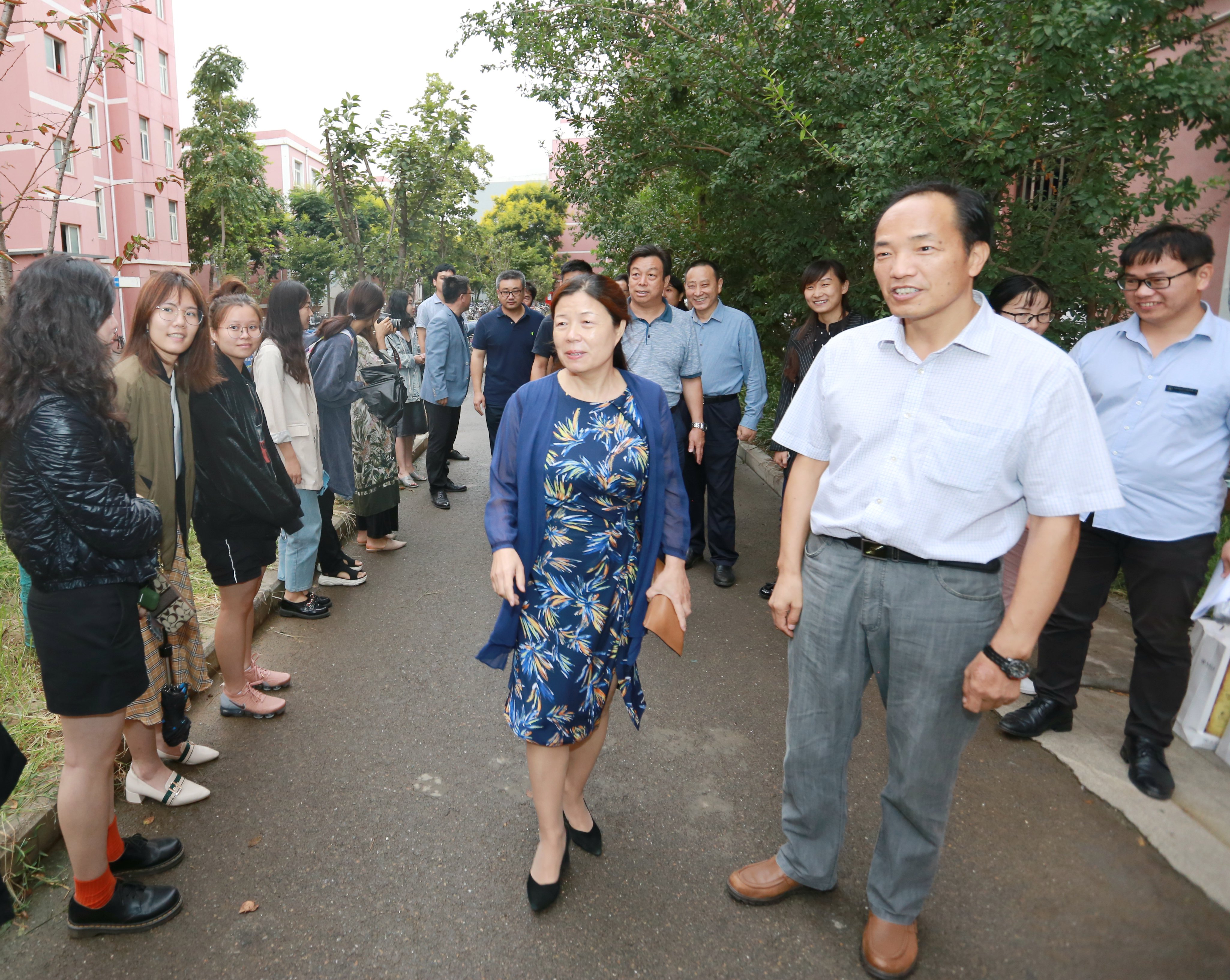 校领导中秋前夕慰问学生（图）