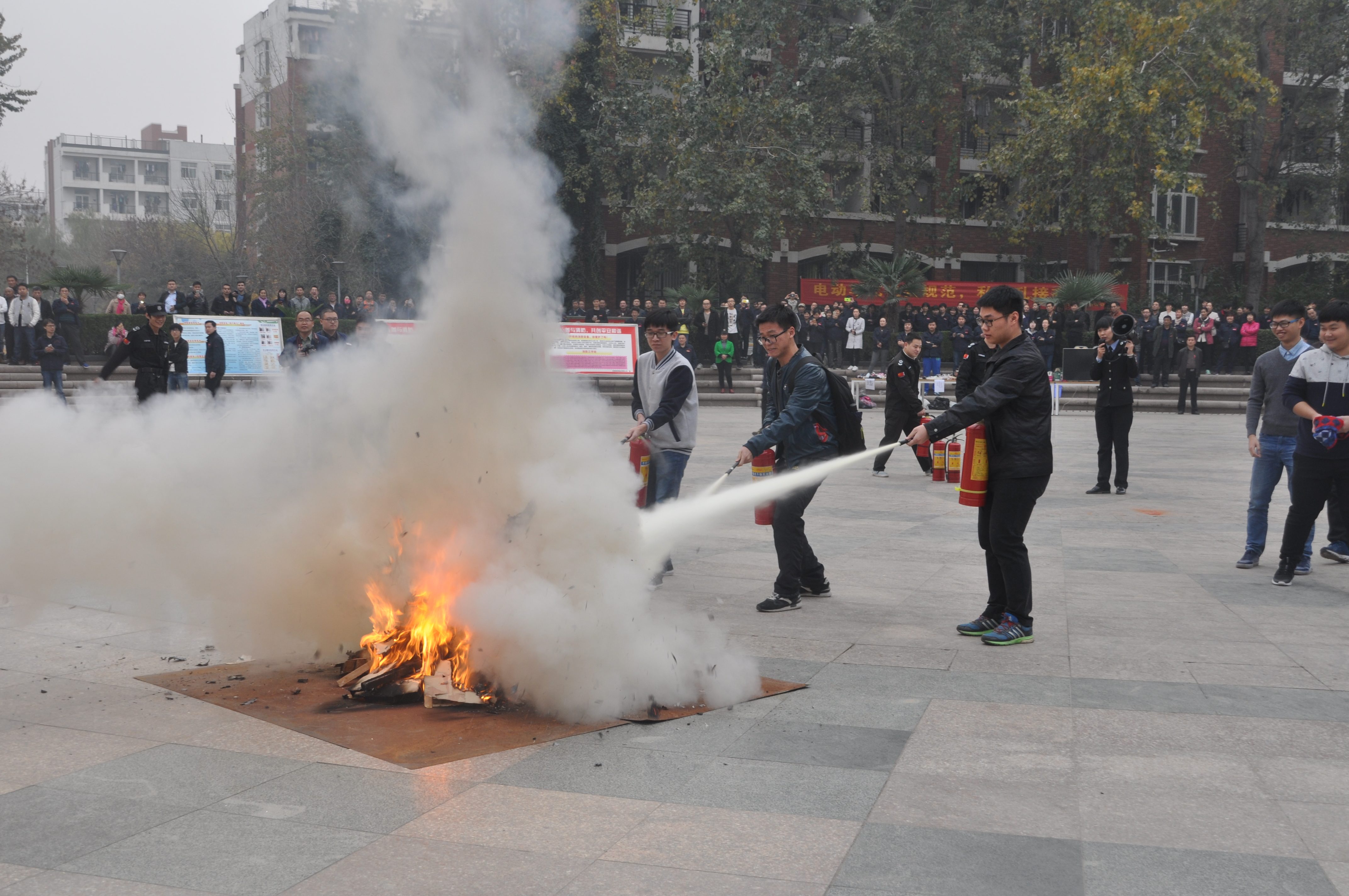 郑州大学后勤集团开展“119”消防安全演练（图）