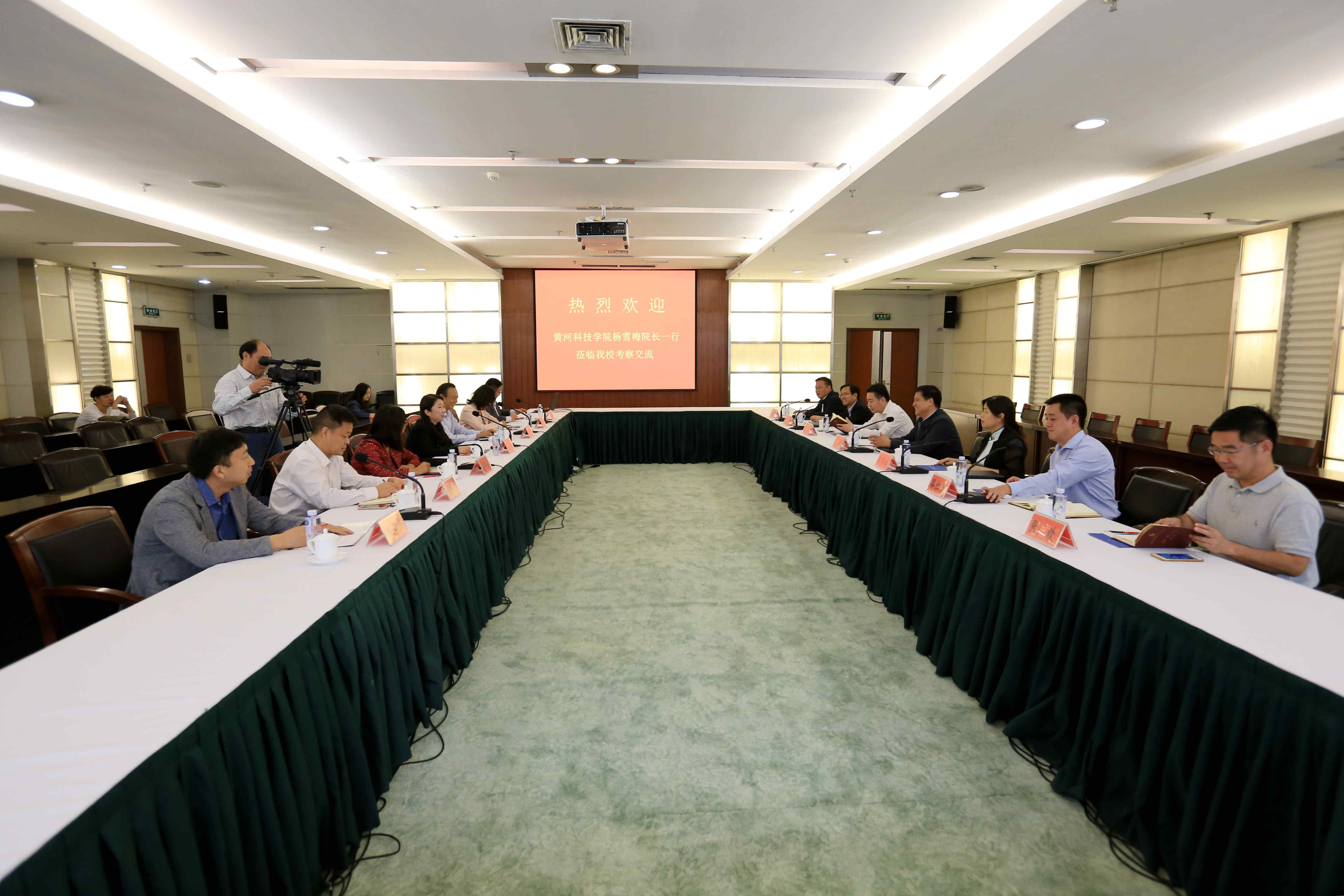黄河科技学院院长杨雪梅一行来我校考察交流（图）