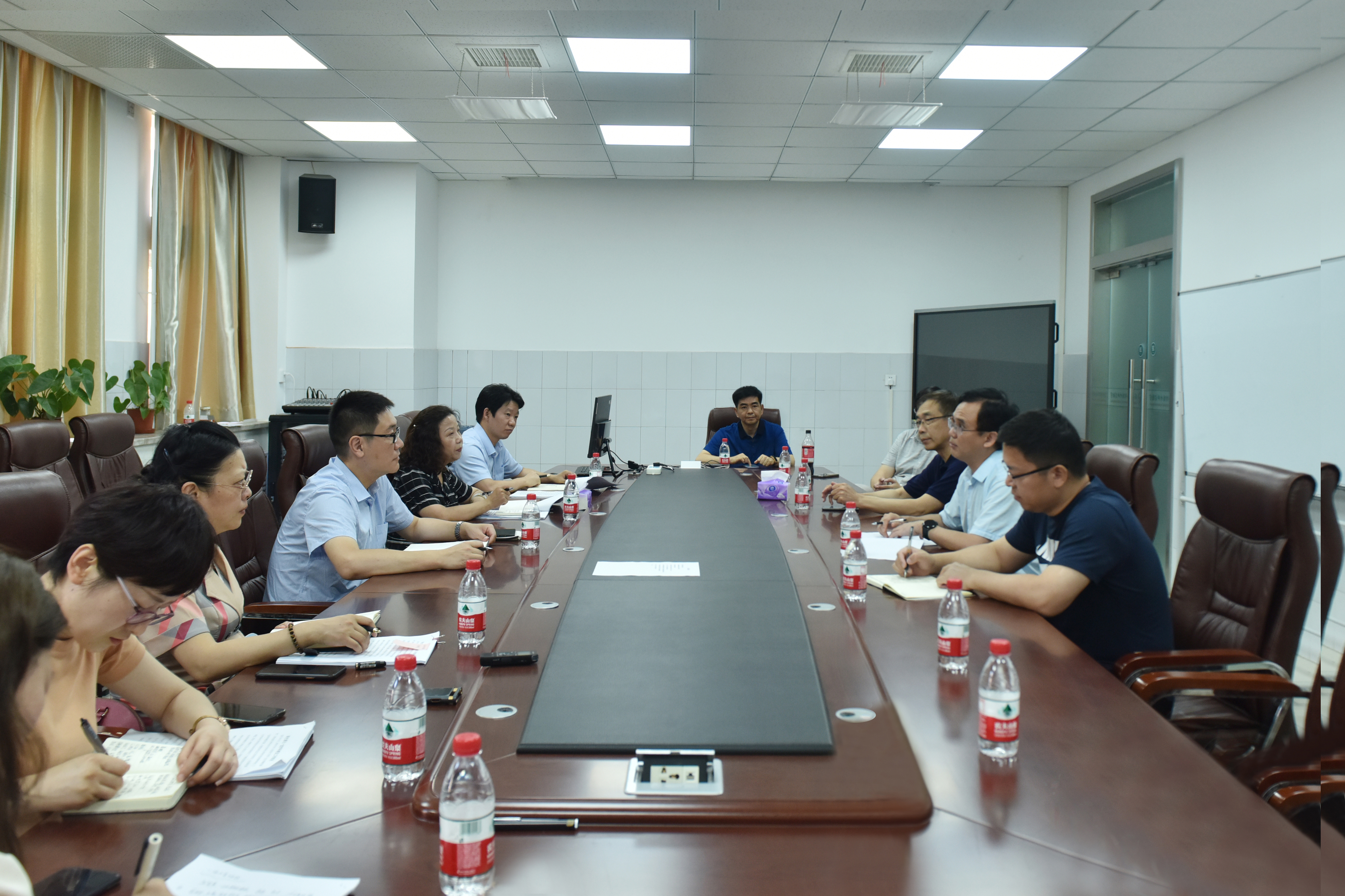 《河南日报》记者走进我校化学学院专题采访调研一流学科建设（图）