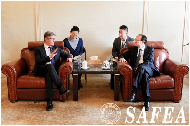 国家外国专家局副局长周长奎会见郑州大学医学科学院院长尼克•莱蒙教授（图）