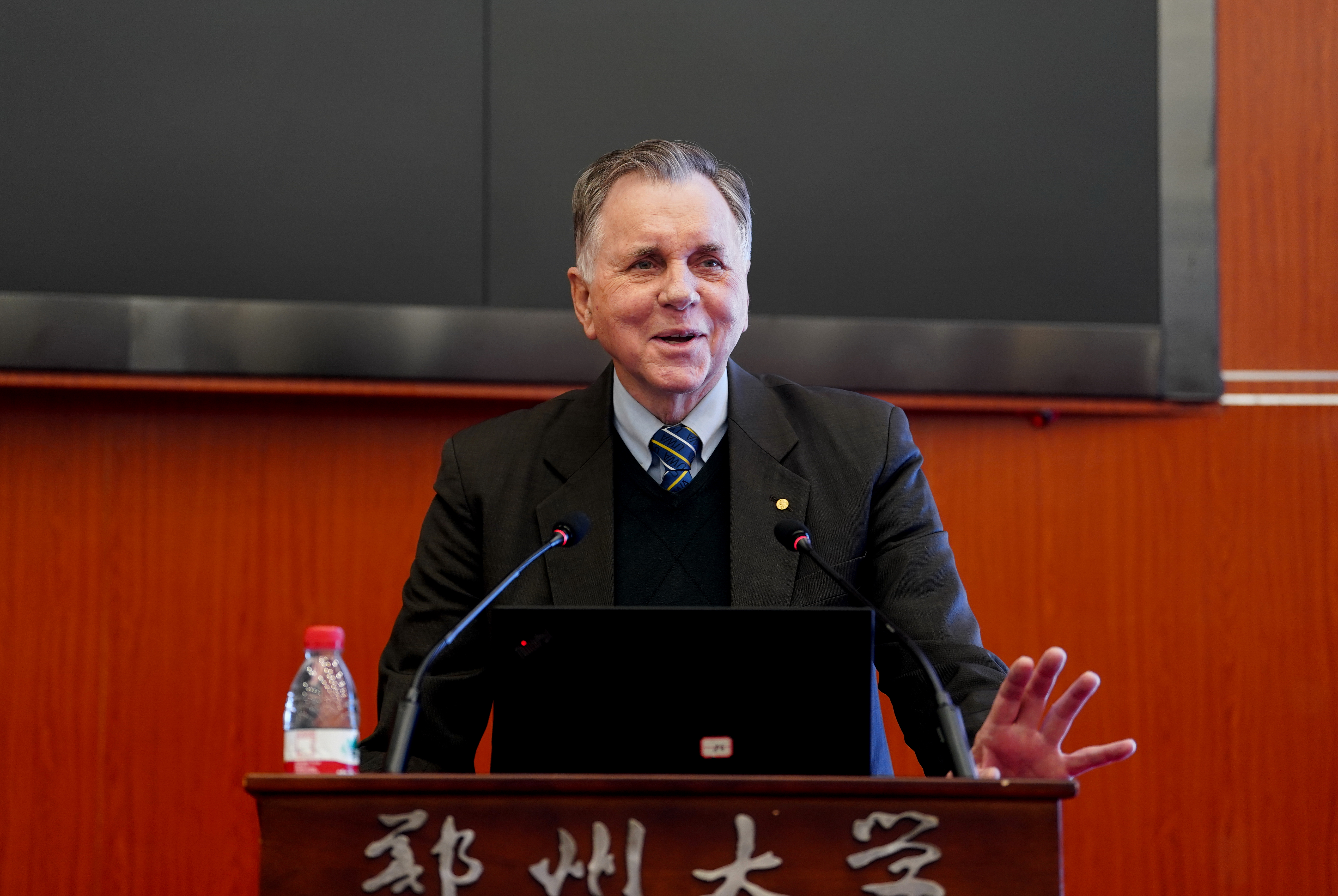 马歇尔院士受邀来校访问交流