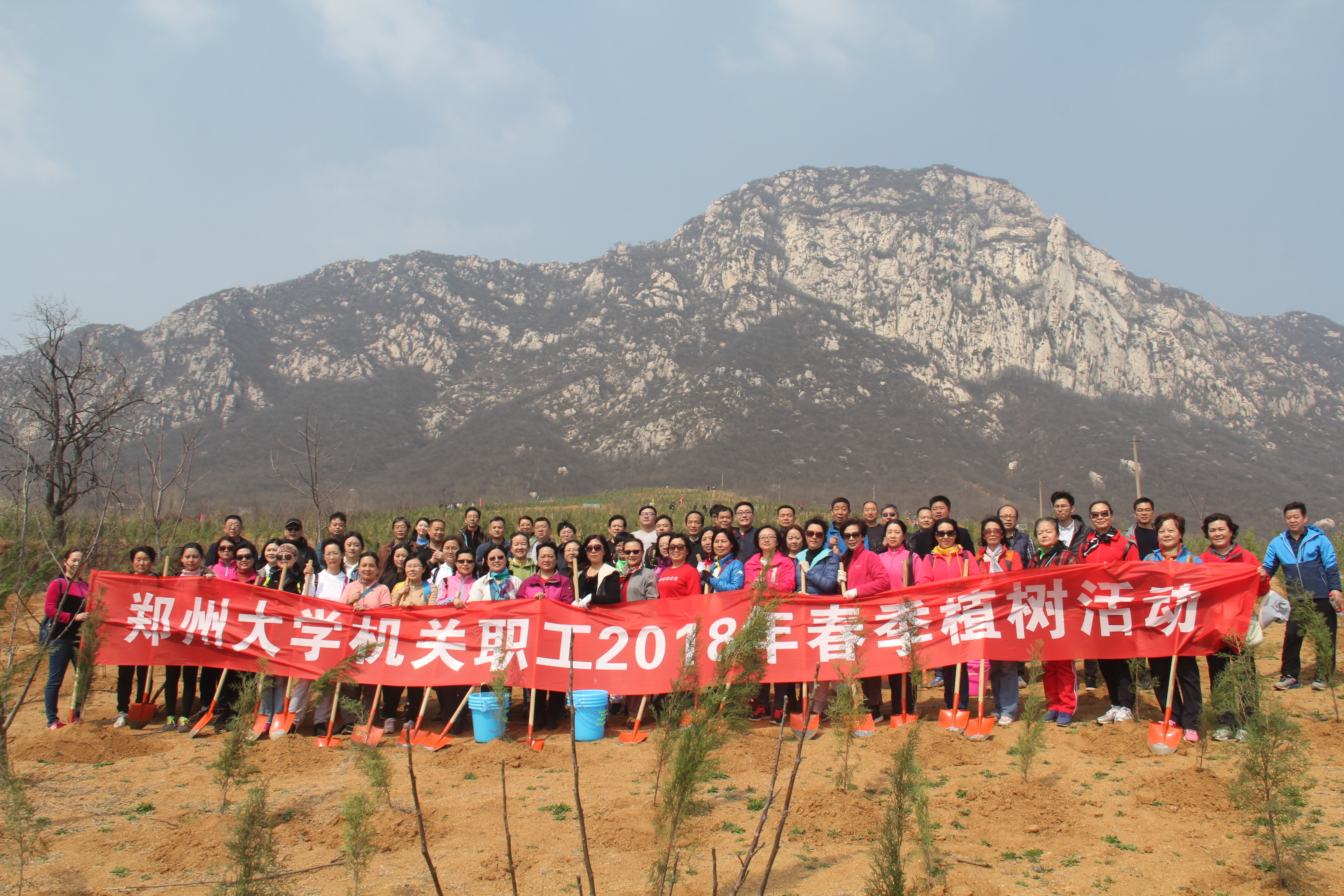郑州大学机关党委组织开展义务植树活动（图）