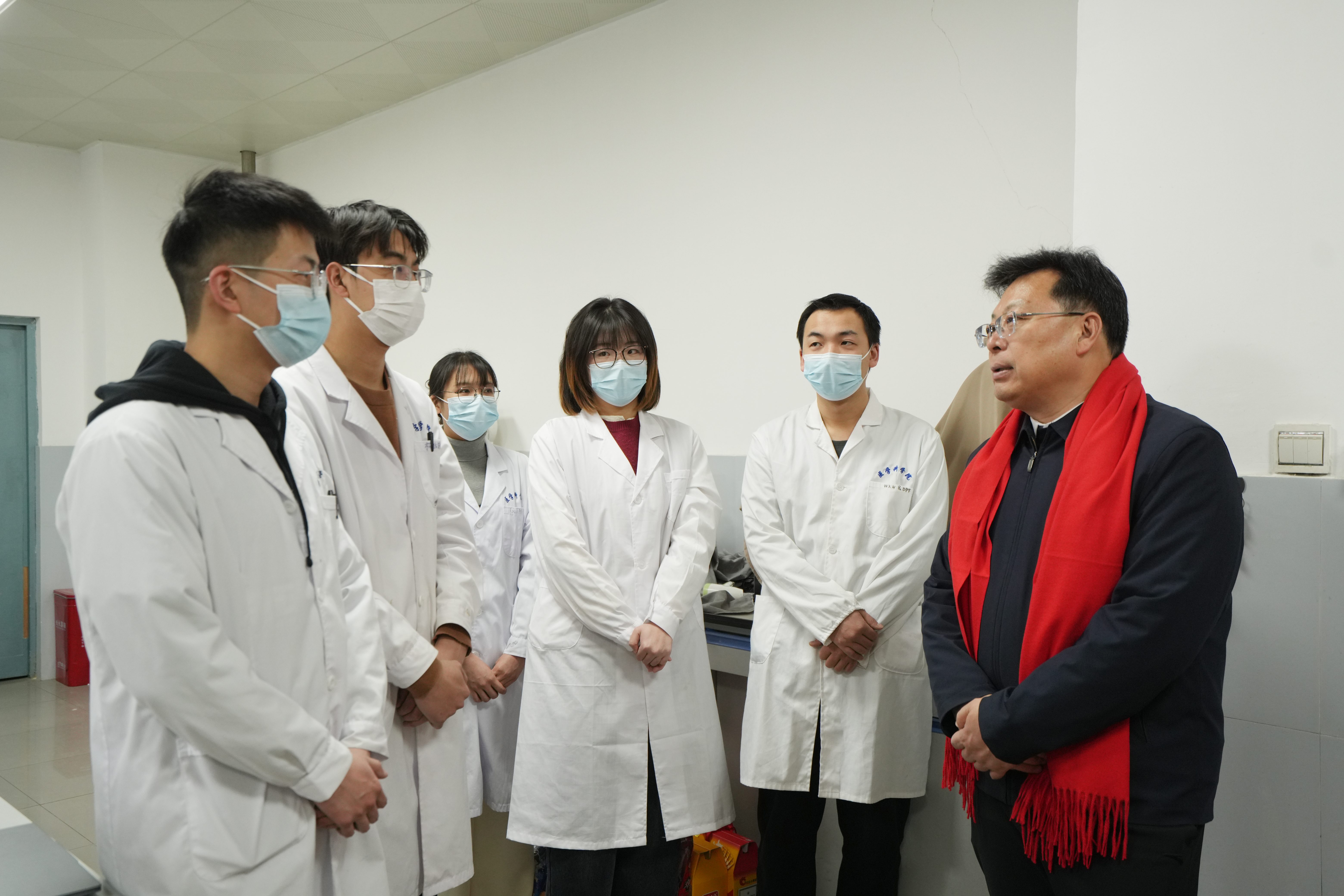 校领导走访慰问寒假留校学生并共度除夕