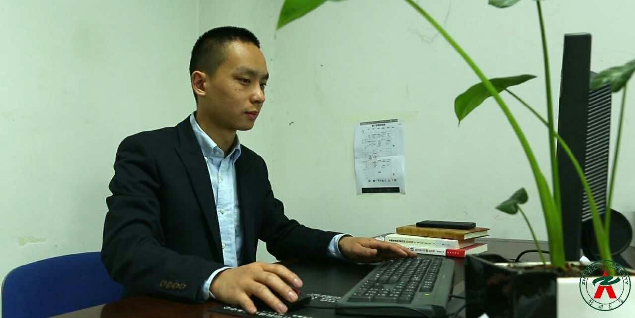 郑大故事：玩转新媒体 为青春解惑——记第八届“全国高校辅导员年度人物”提名奖曾鑫老师