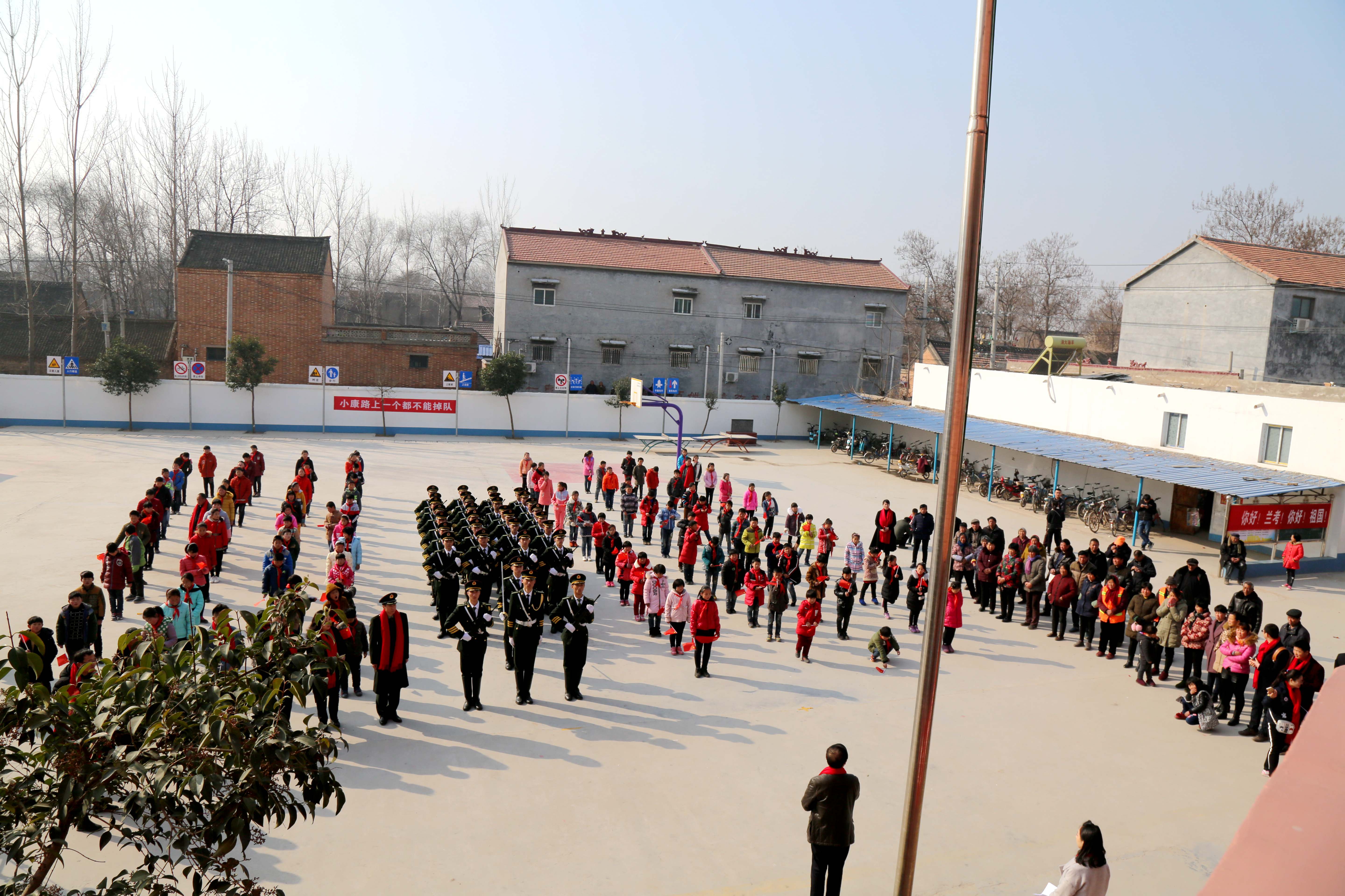 郑州大学国旗护卫队在兰考县张庄村举行升旗仪式（图）