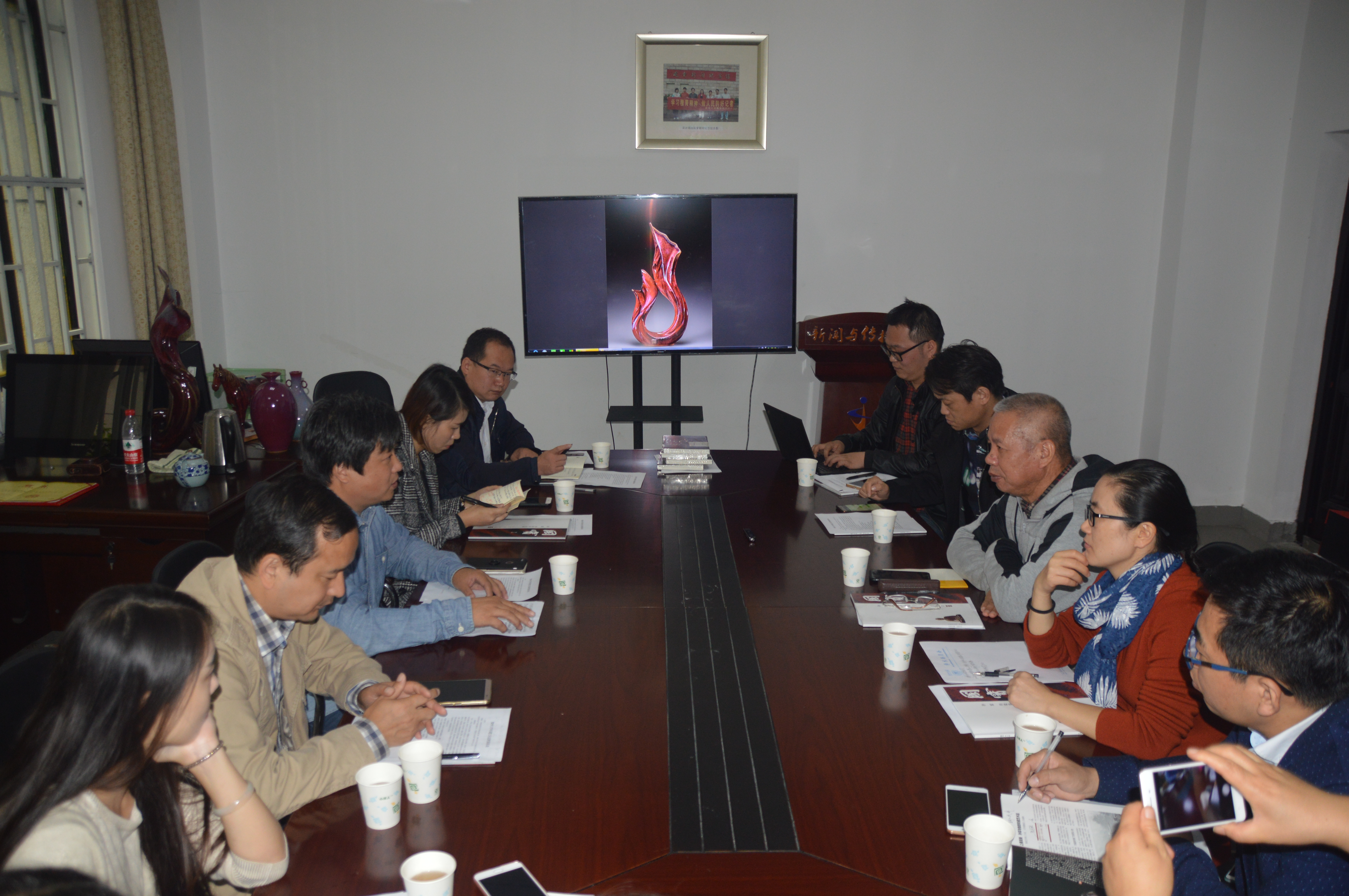 郑州大学新闻与传播学院举办首届“非遗文化进校园”活动（图）