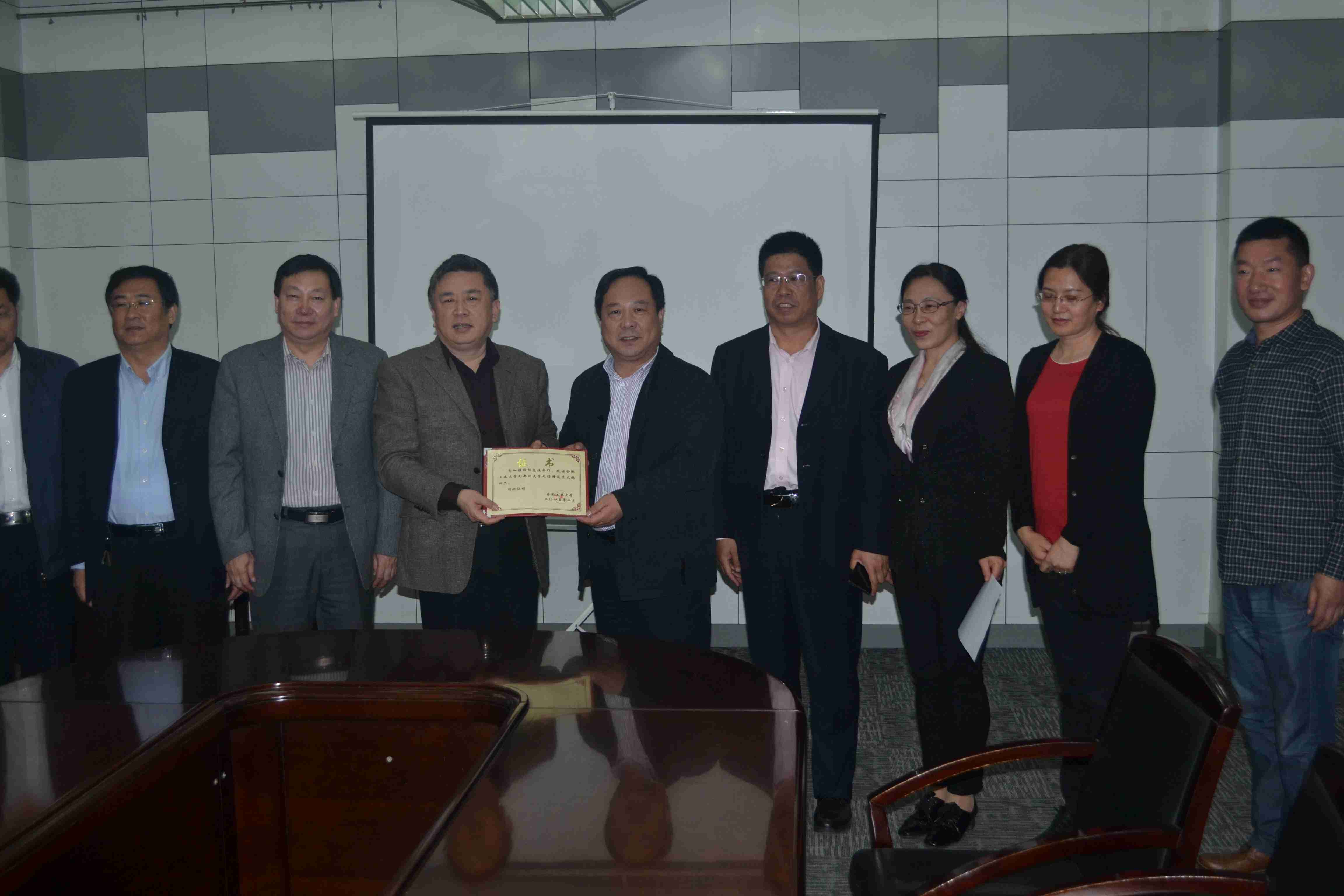 黑天鹅落户我校眉湖景观带