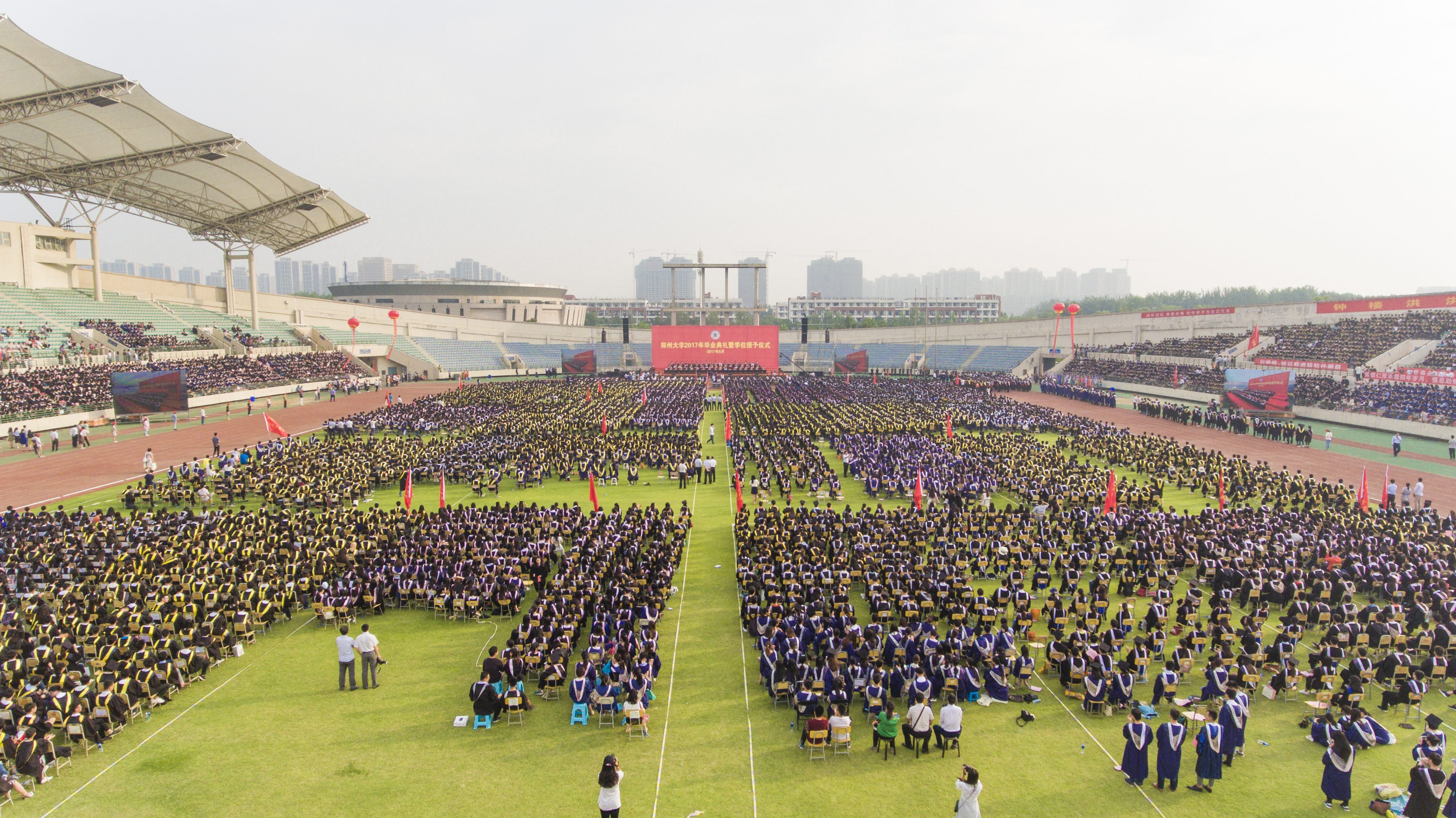 郑州大学举行2017年毕业典礼暨学位授予仪式（图）