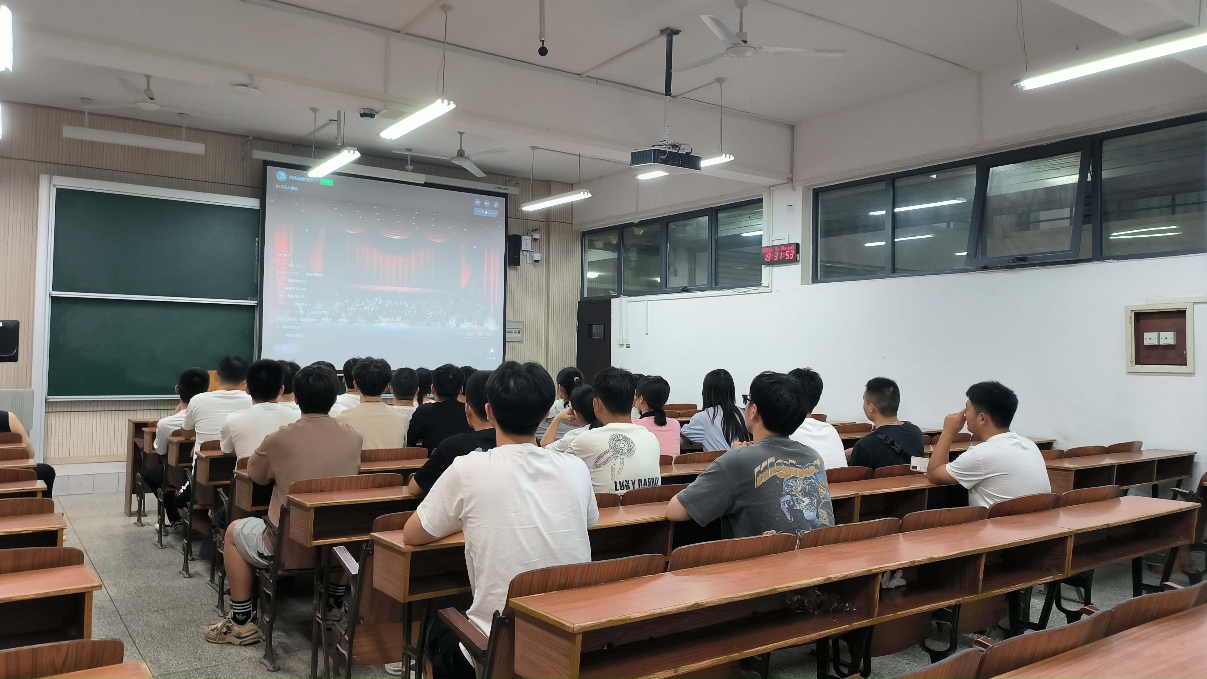 郑州大学组织师生同上2023年秋季开学思政第一课