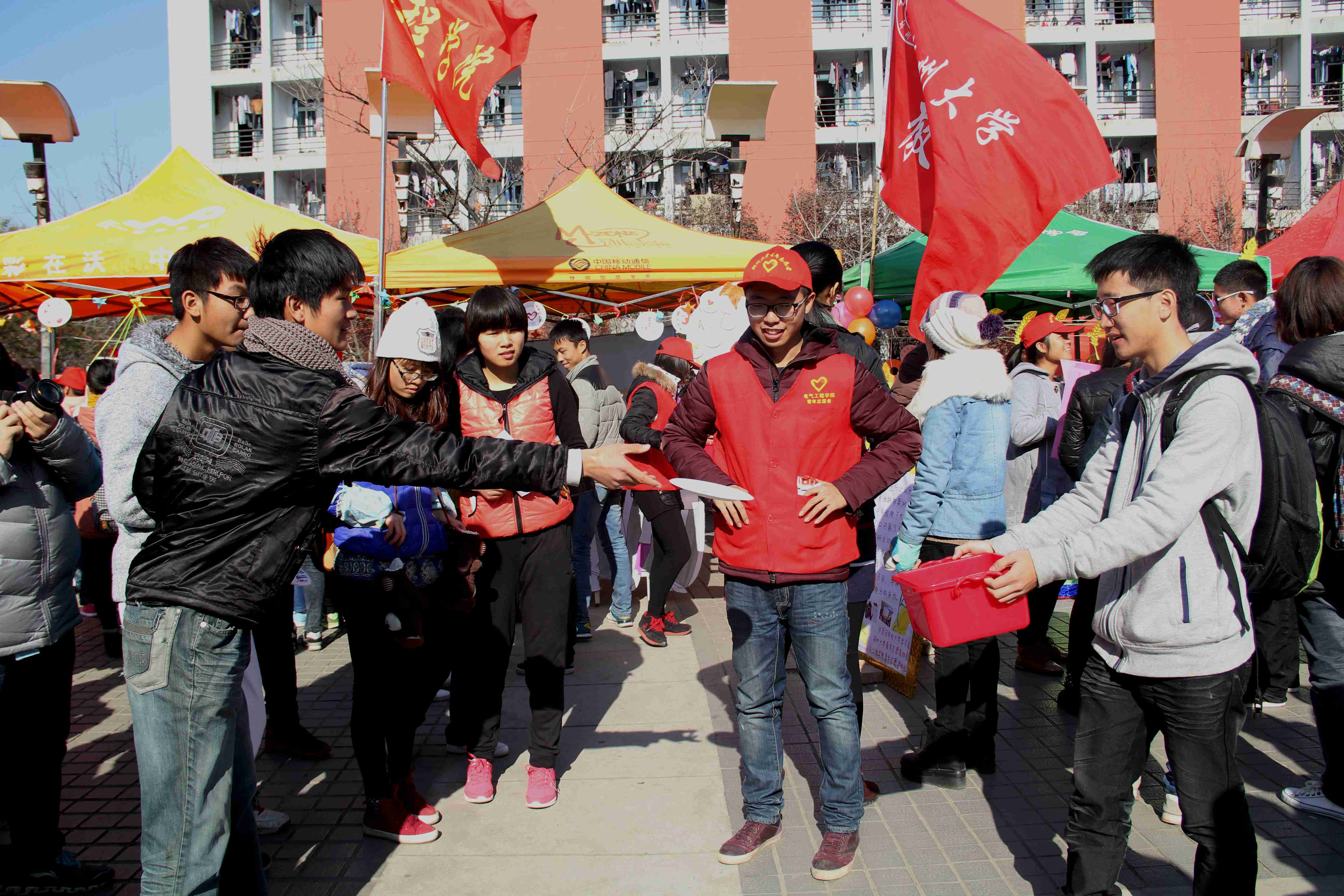 郑州大学举办 “践行价值观 青春志愿行”国际志愿者日宣传活动