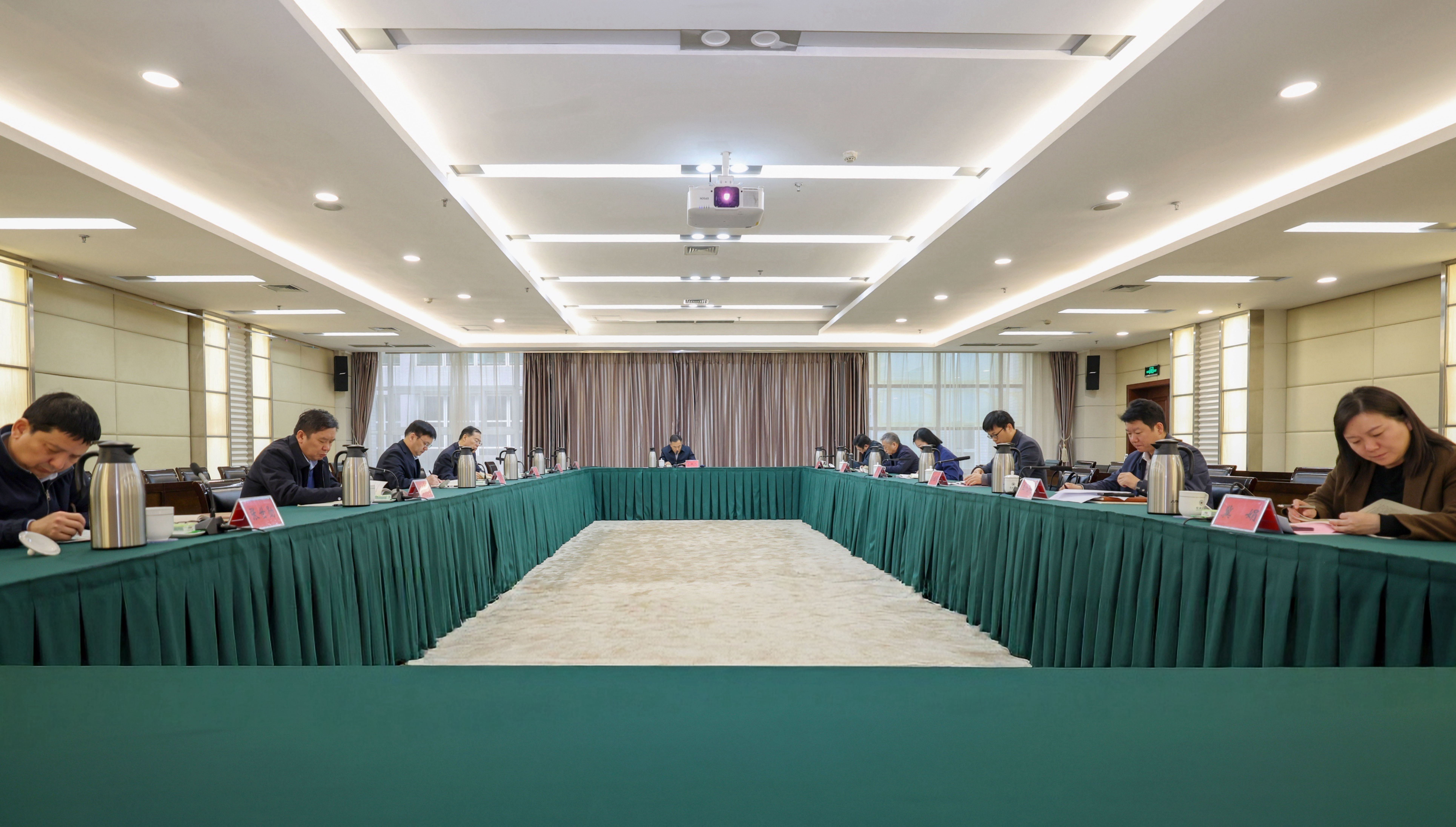 郑州大学树立和践行正确政绩观学习教育读书班开展集中学习研讨