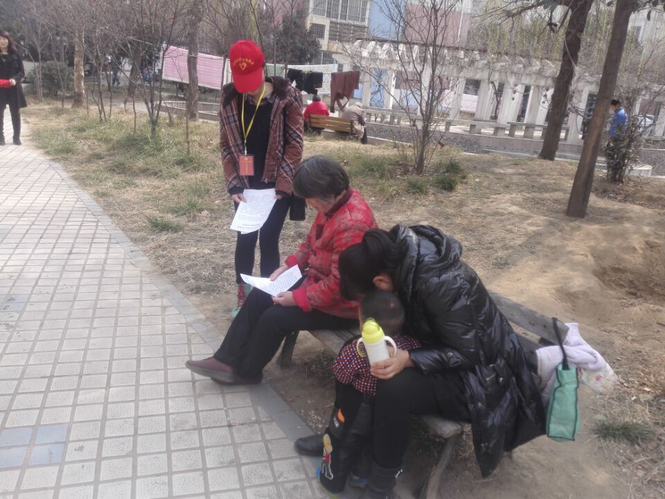 郑州大学党员服务队走进社区开展宣教活动
