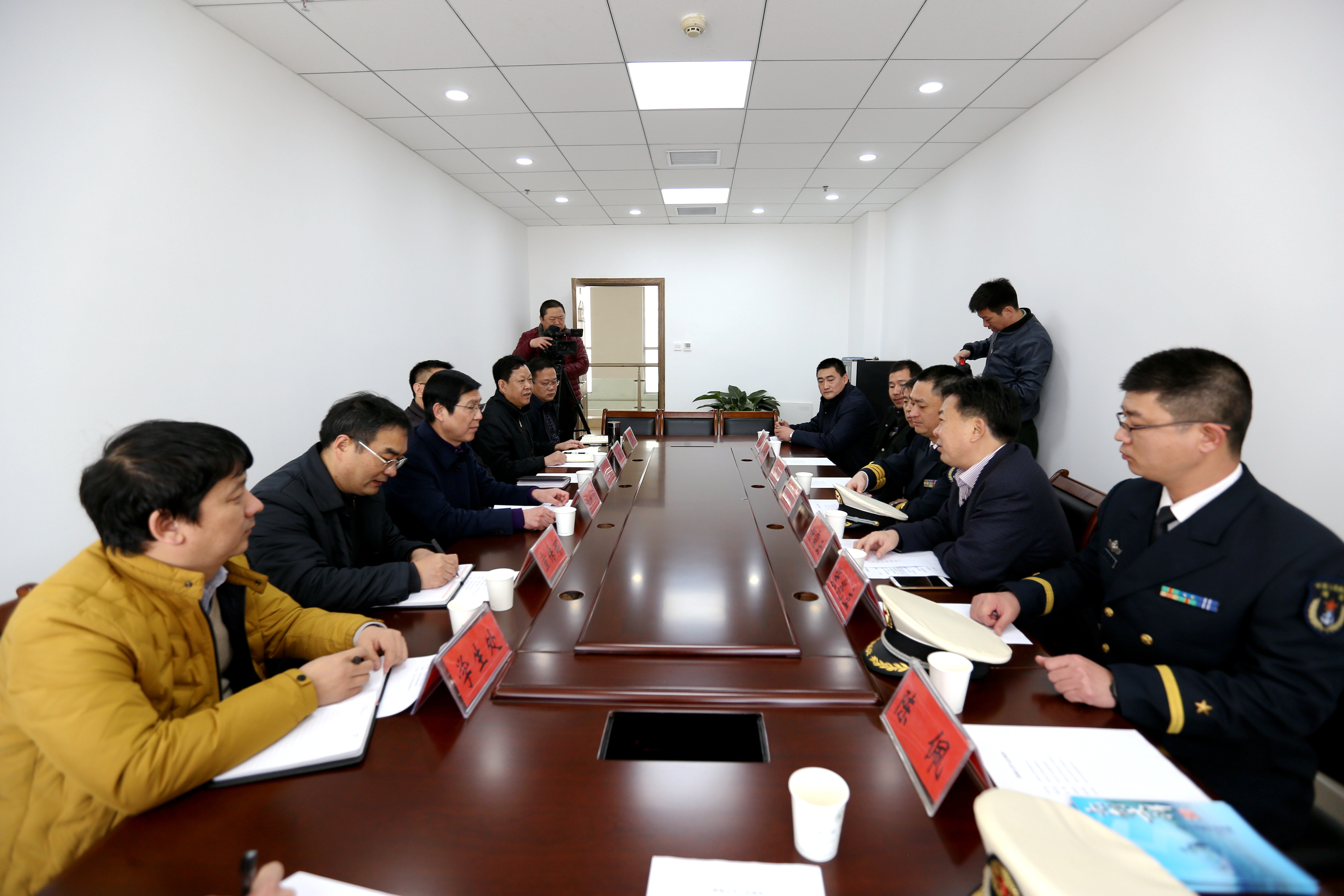 海军郑州舰官兵来我校参观交流（图）