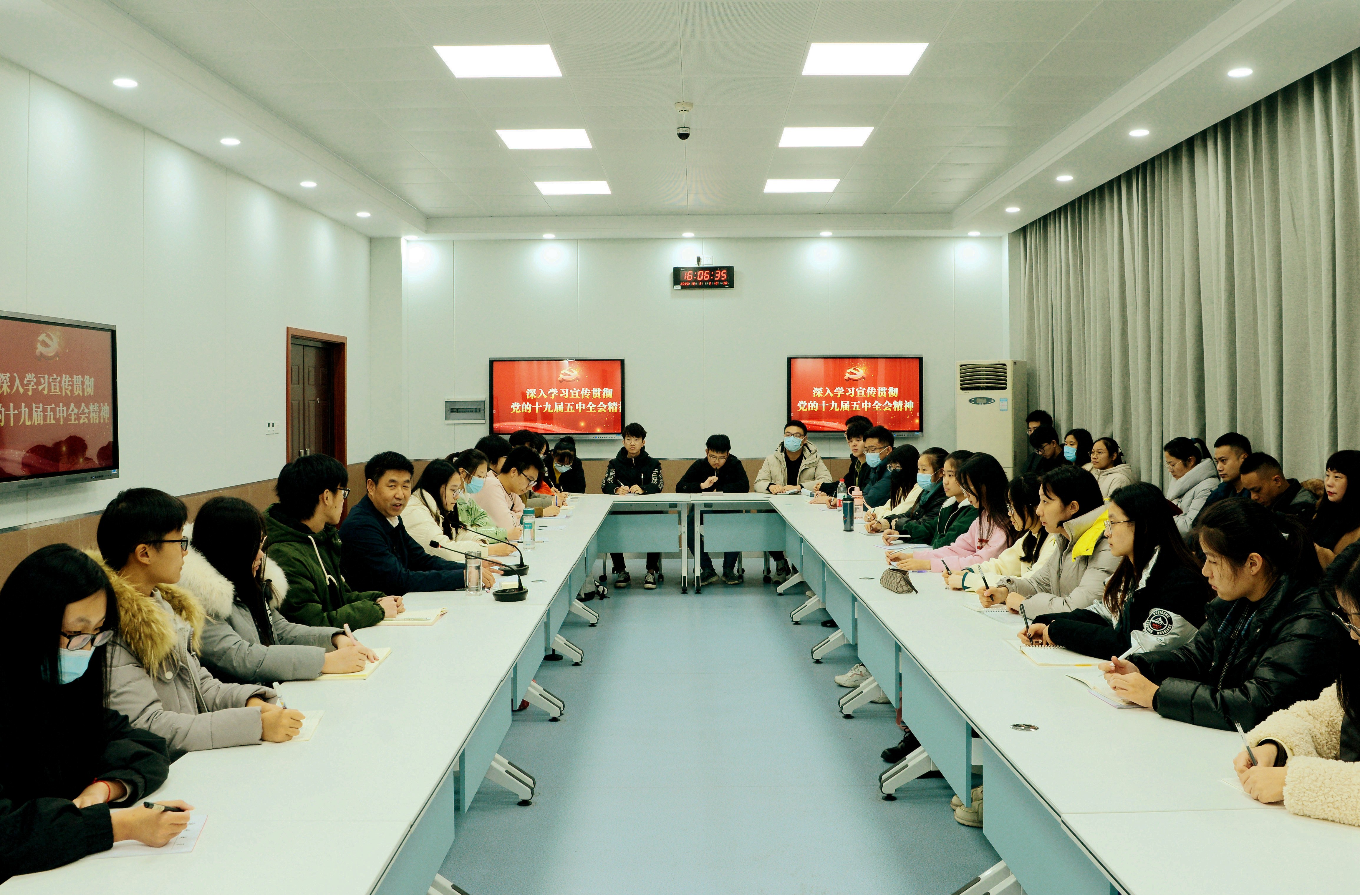 校党委书记宋争辉深入学生班级宣讲党的十九届五中全会精神