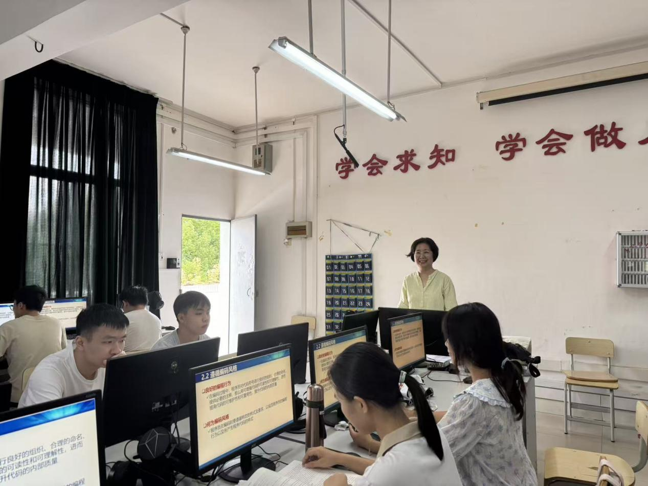 郑大故事：银龄赴桂育桃李 初心如磐照西陲 ——记郑州大学退休教授庄雷支援西部教育