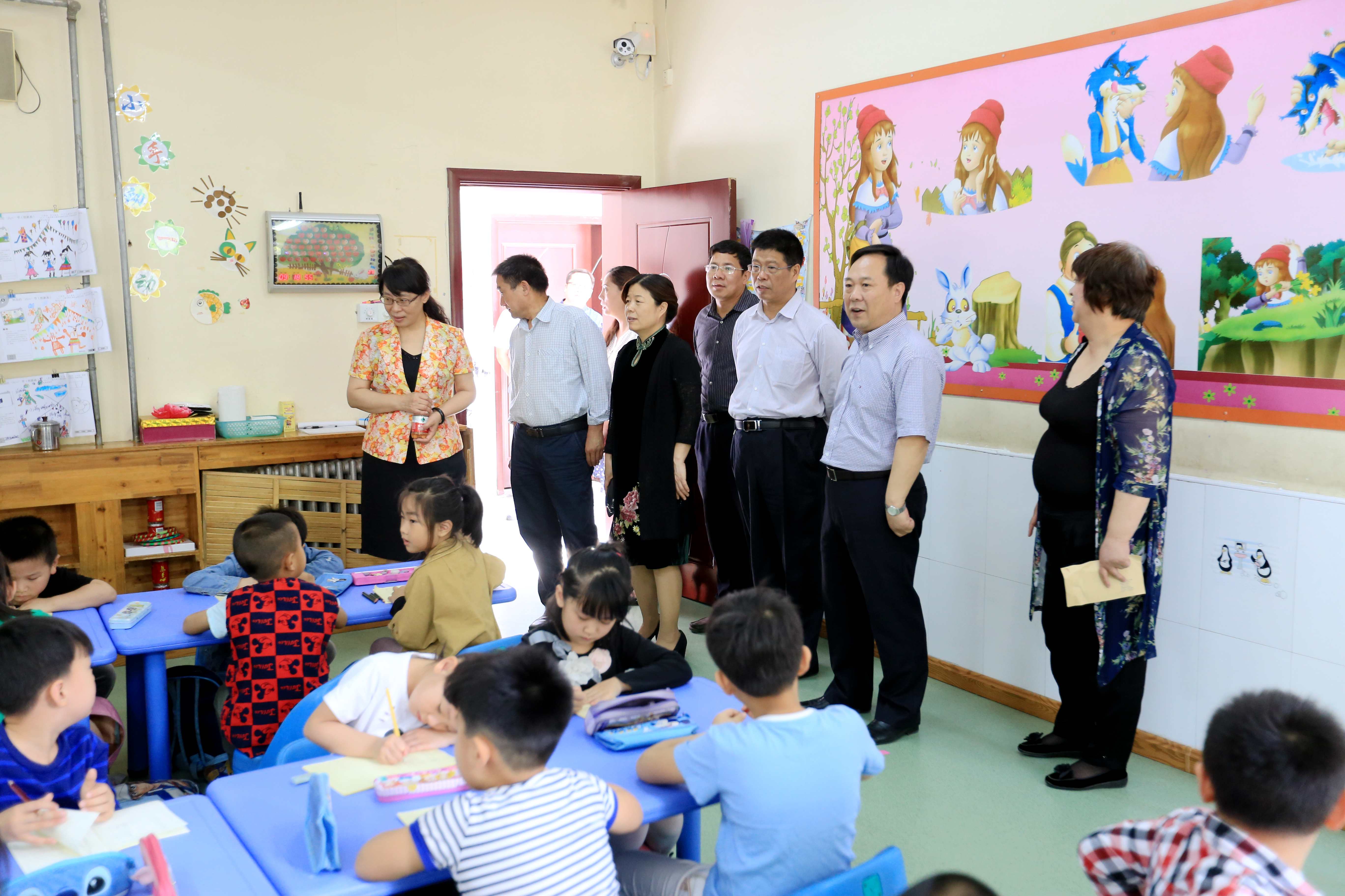 校领导＂六一＂前夕到附中附小和幼儿园进行节日慰问