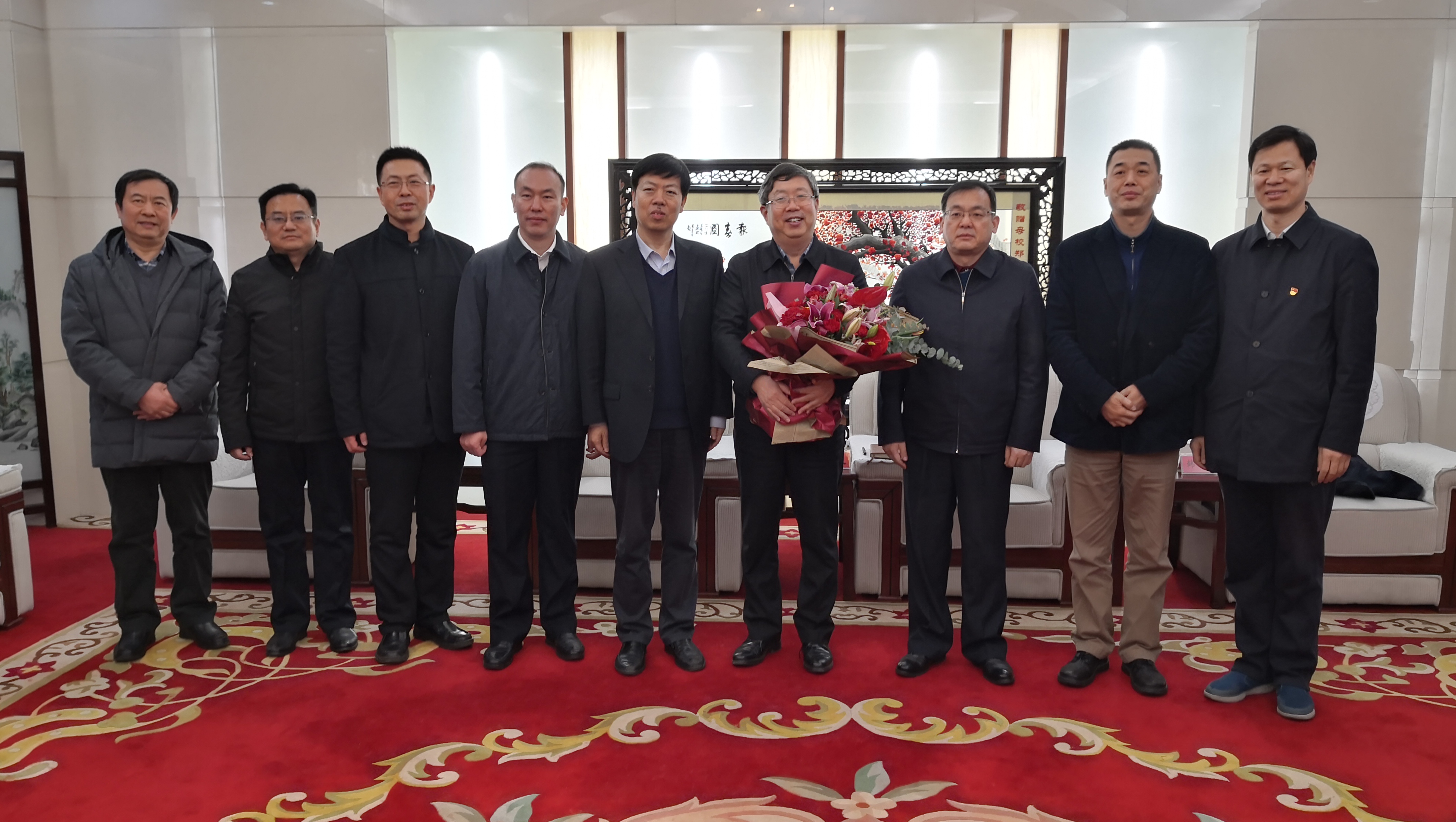 郑州市人民政府副市长史占勇一行来校看望慰问院士并召开市区校工作座谈会（图）