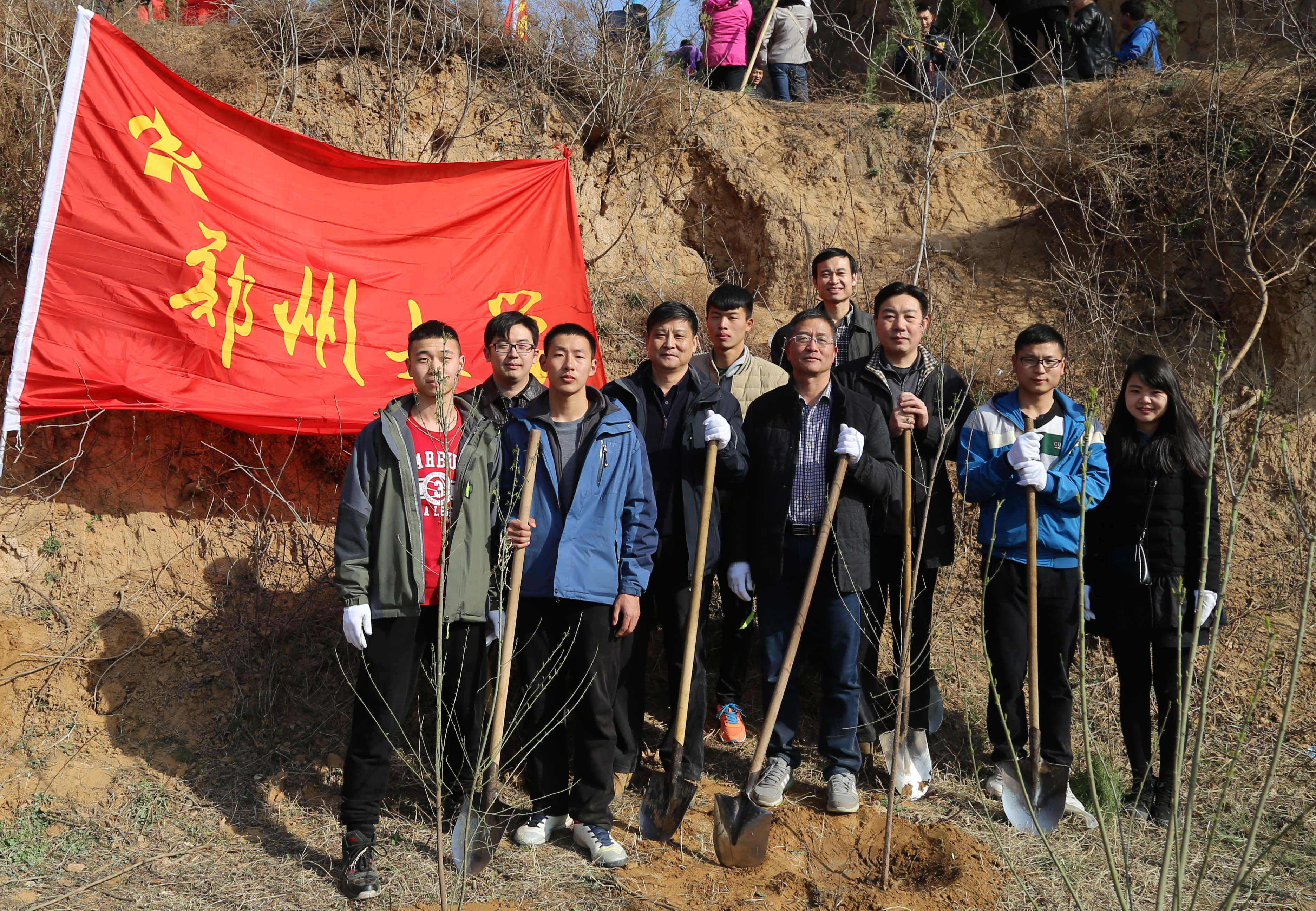 郑州大学积极参加省直文明单位义务植树活动