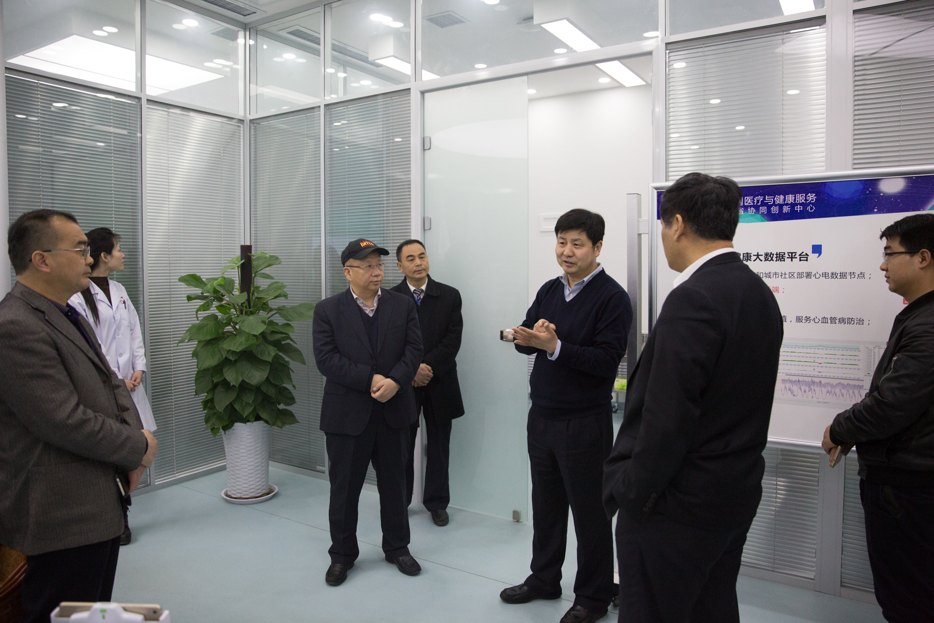 正商集团董事长张敬国一行参观我校社区互联网医院（图）