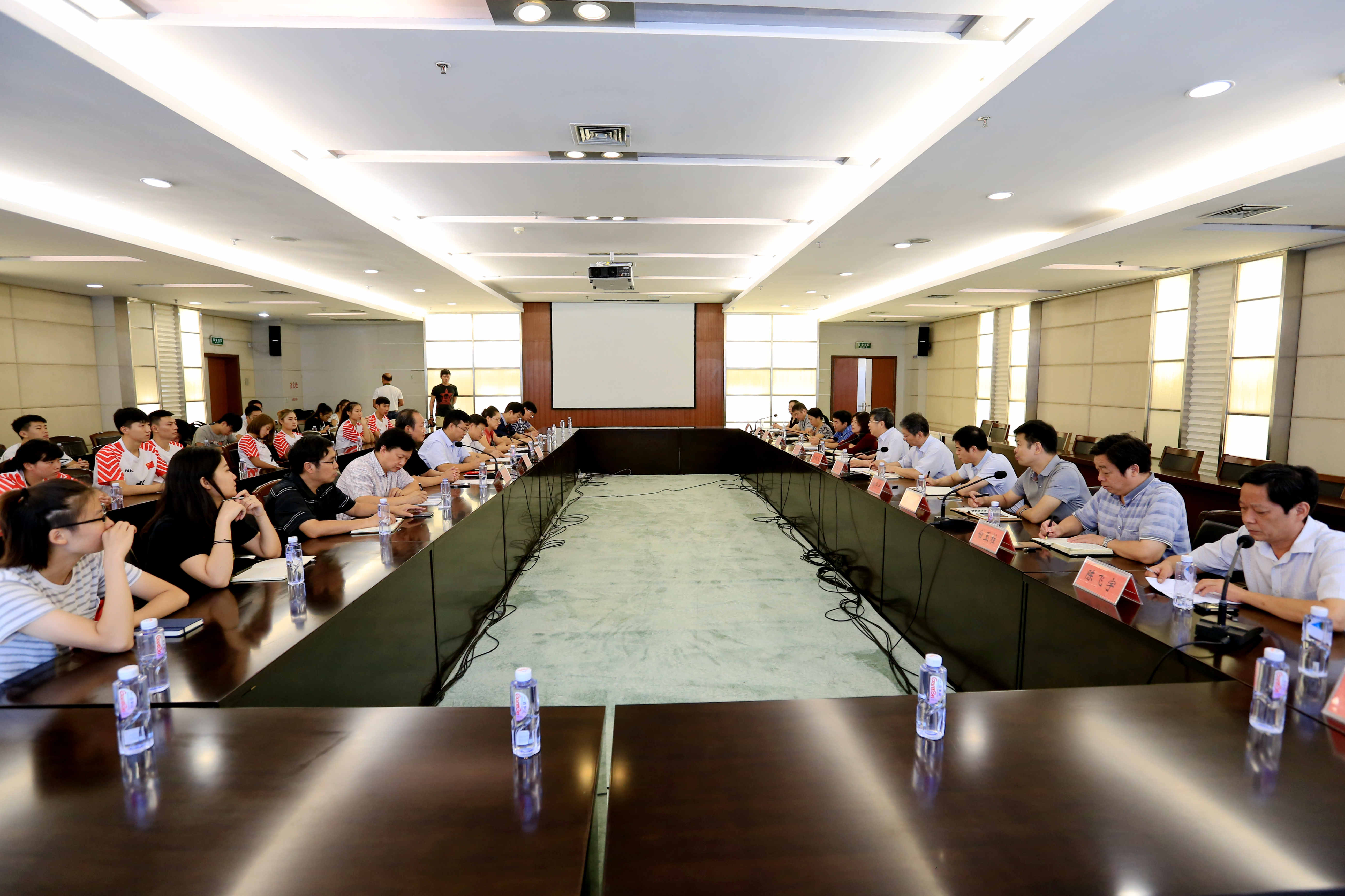 校领导与郑州大学荷球队师生座谈（图）