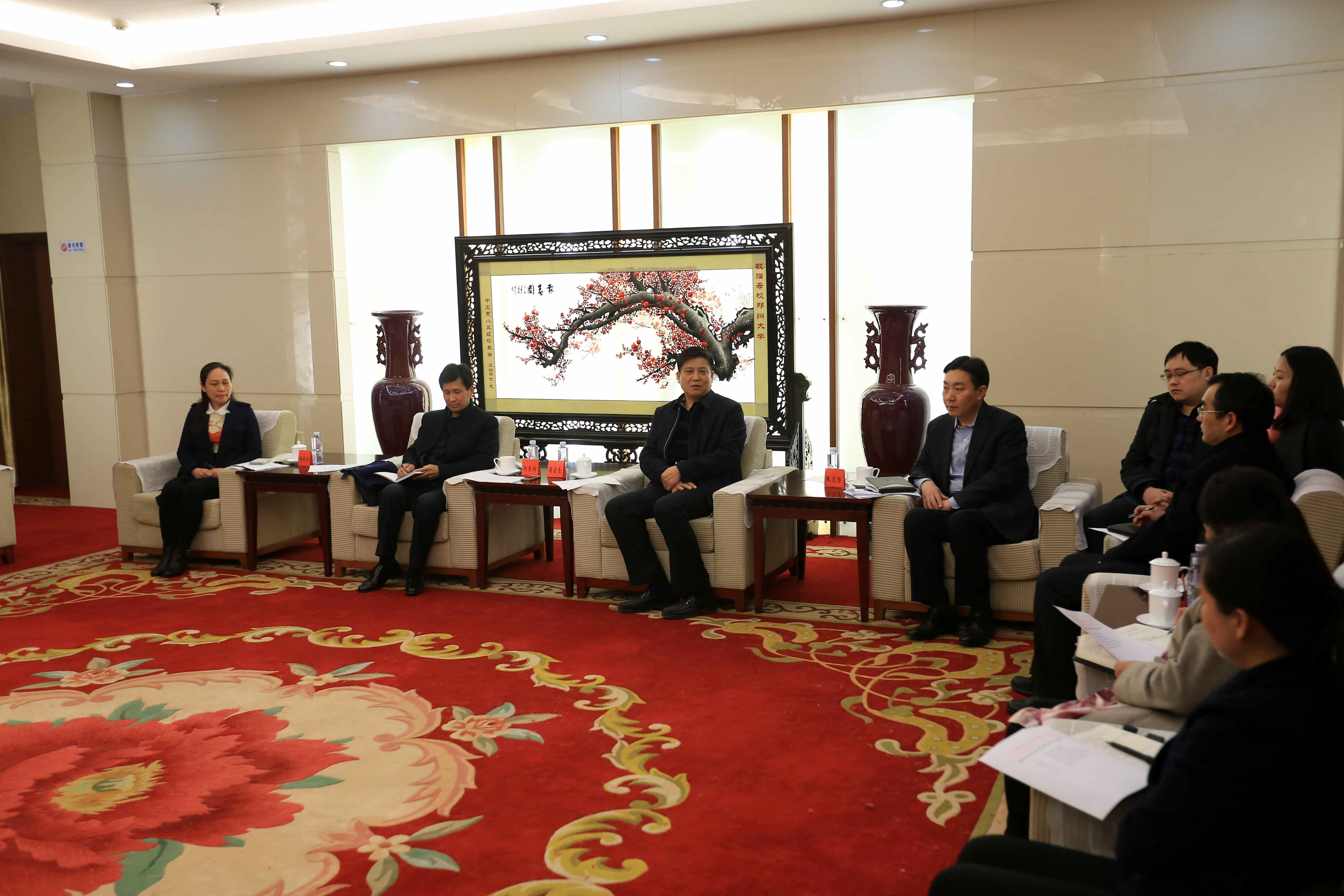 郑州大学举行“郑大好学子、襄阳好医生”靳军华夫妇先进事迹座谈会