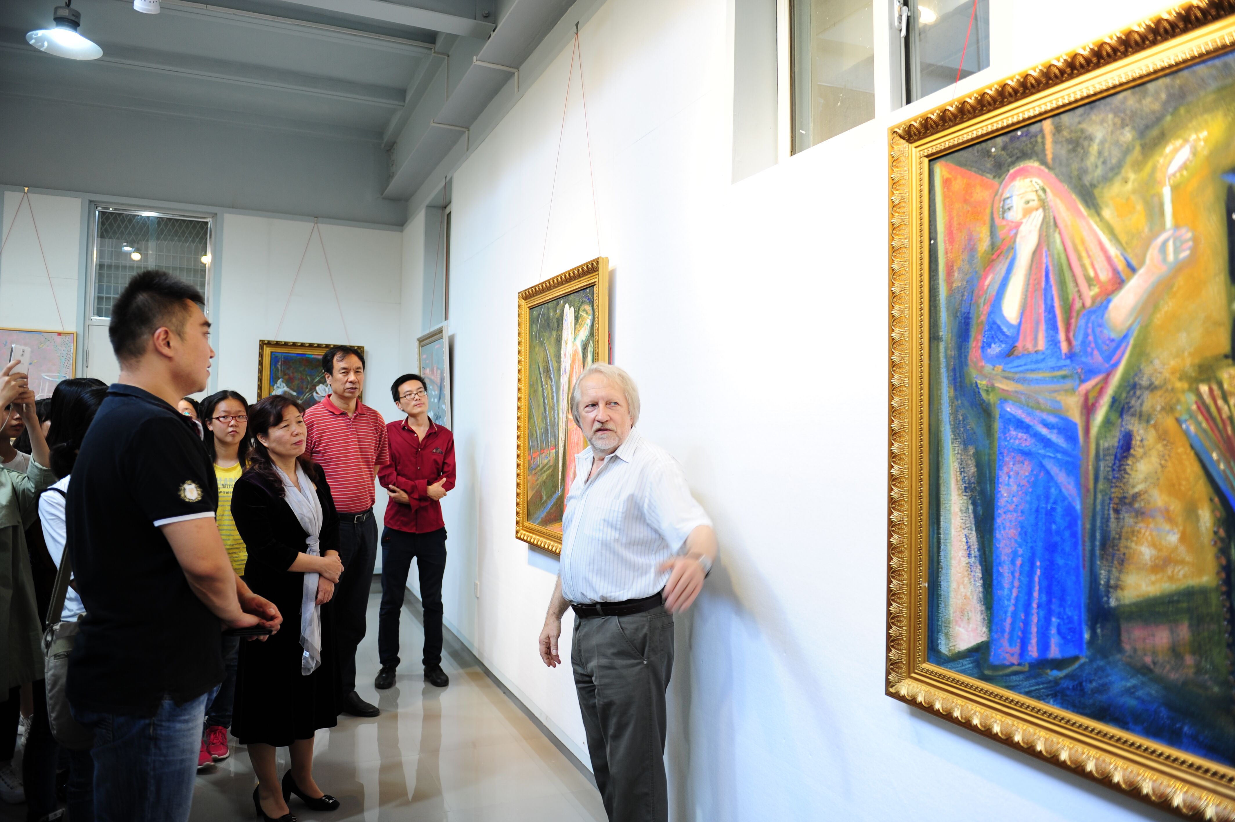 俄罗斯功勋艺术家、圣彼得堡国立大学艺术学院院长伊万教授访问我校