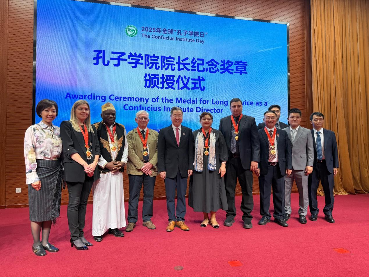 郑州大学共建第比利斯自由大学孔子学院格方院长玛琳娜荣获“孔子学院院长纪念奖章”