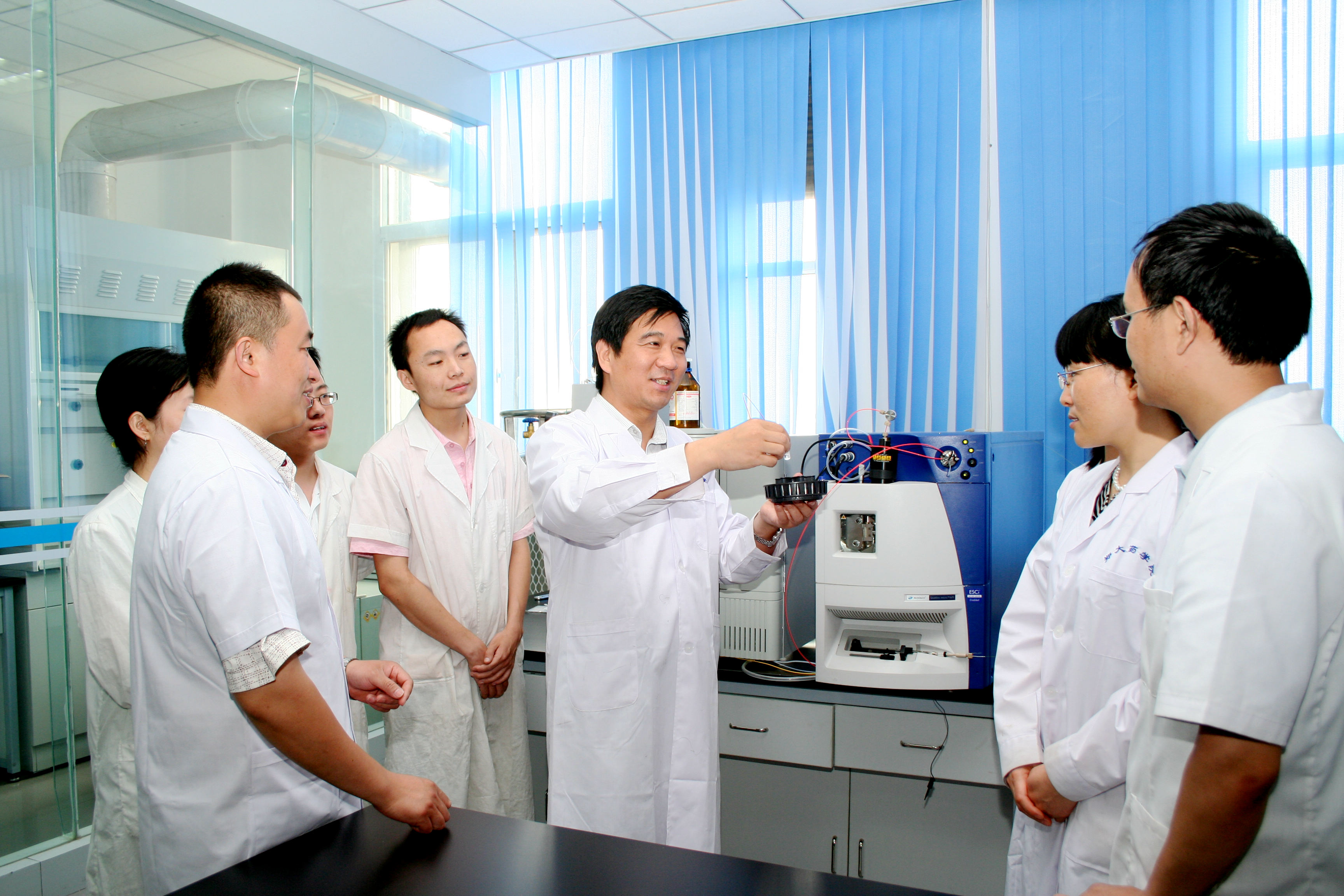 郑大故事:教科双丰收，桃李满天下——记郑州大学宝钢教育奖优秀教师奖刘宏民教授（图）