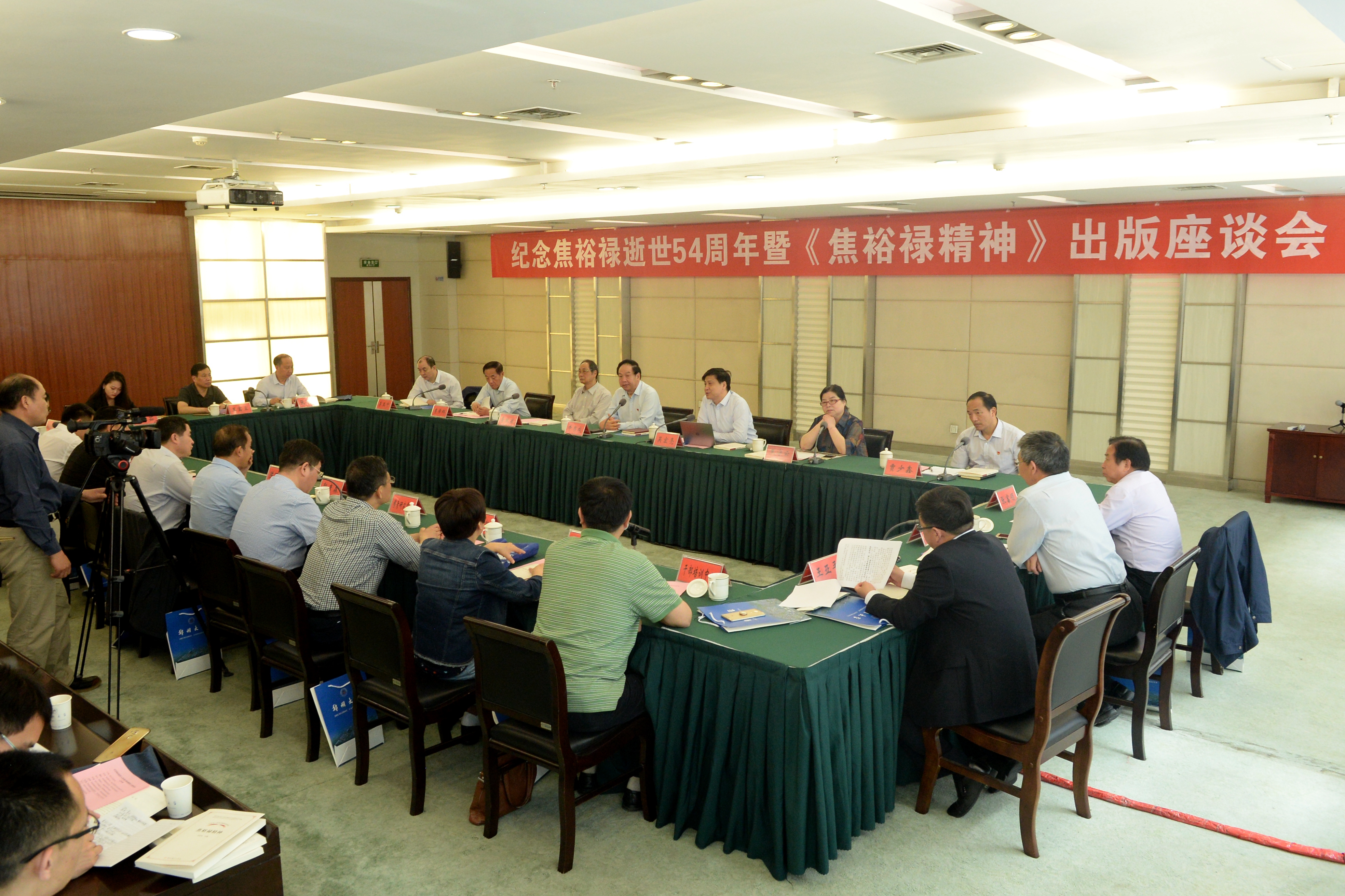 郑州大学举办纪念焦裕禄逝世54周年暨《焦裕禄精神》出版座谈会（图）